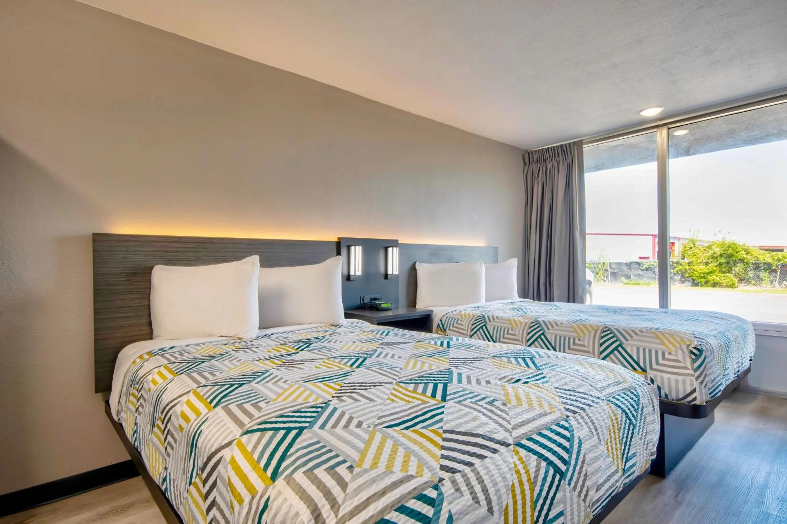 Photo of the whole room, Bed in Studio 6 Rosenberg TX