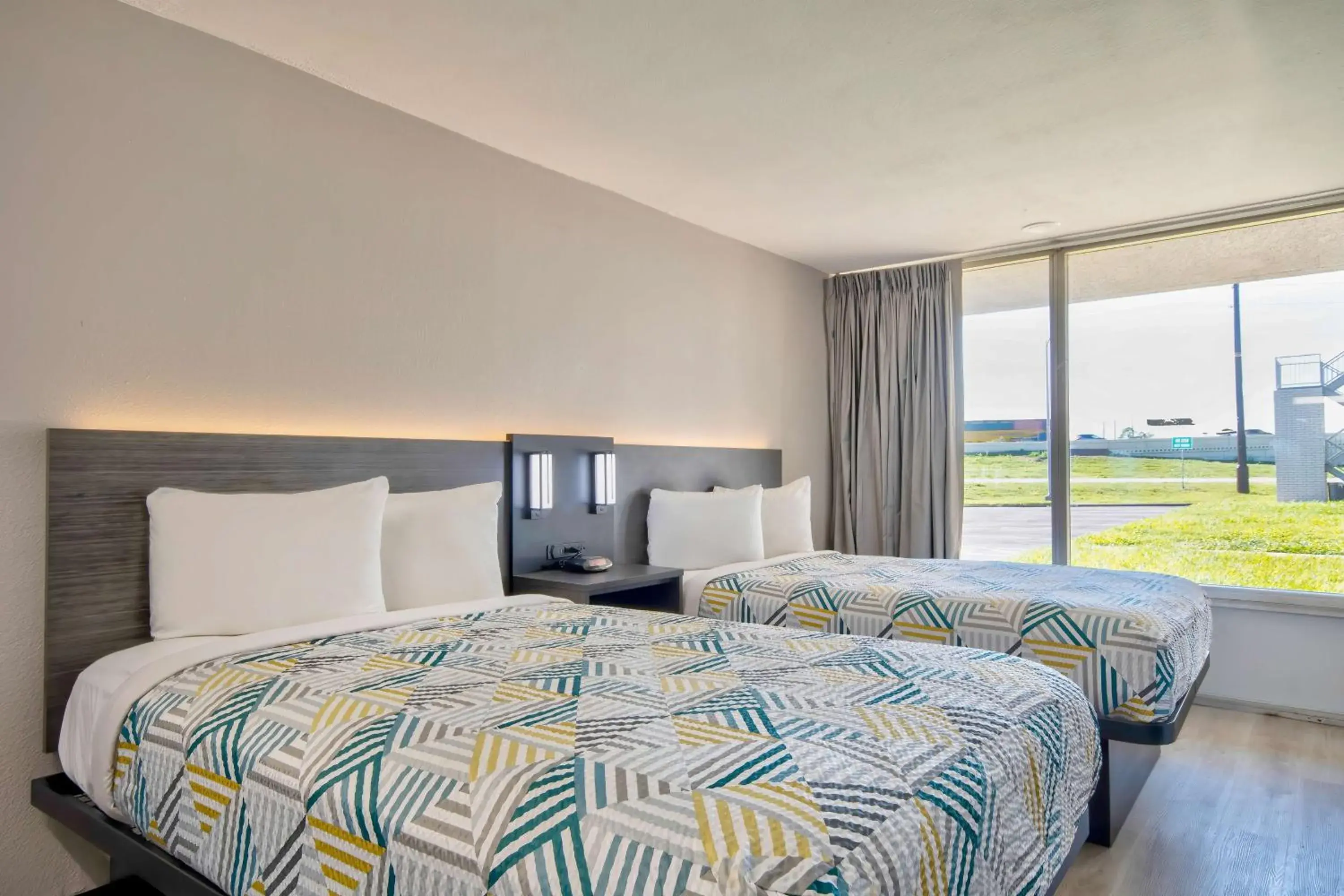 Photo of the whole room, Bed in Studio 6 Rosenberg TX Photo of the whole room, Bed in Studio 6 Rosenberg TX