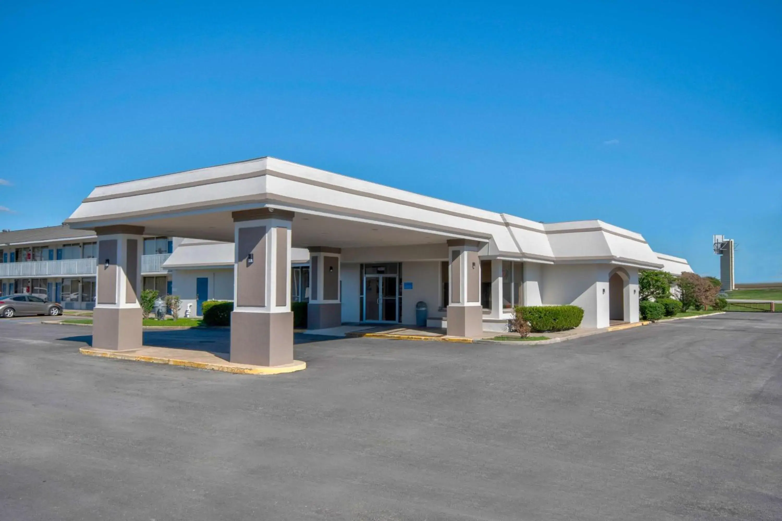 Property building in Studio 6 Rosenberg TX Property building in Studio 6 Rosenberg TX