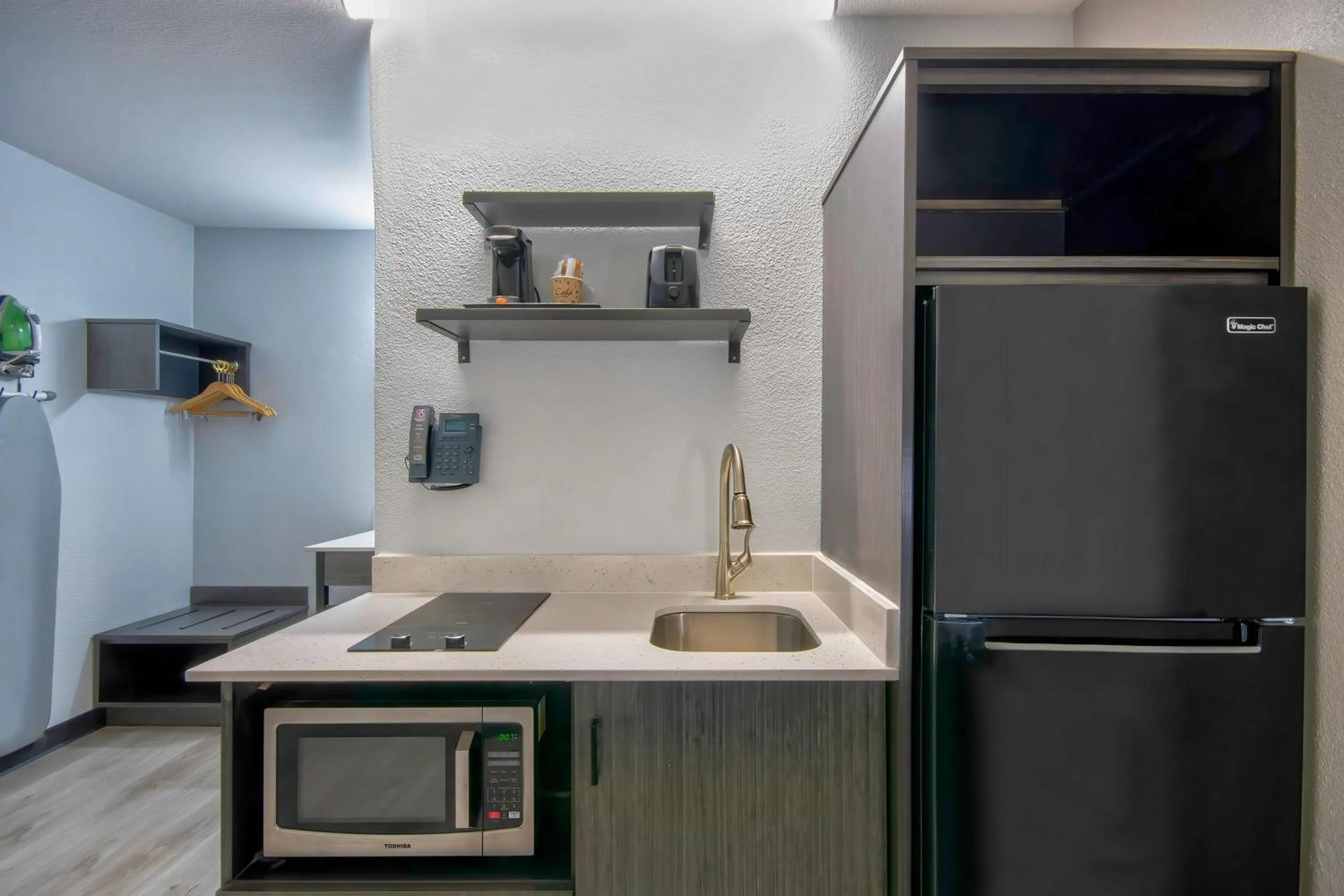 Photo of the whole room in Studio 6 Rosenberg TX