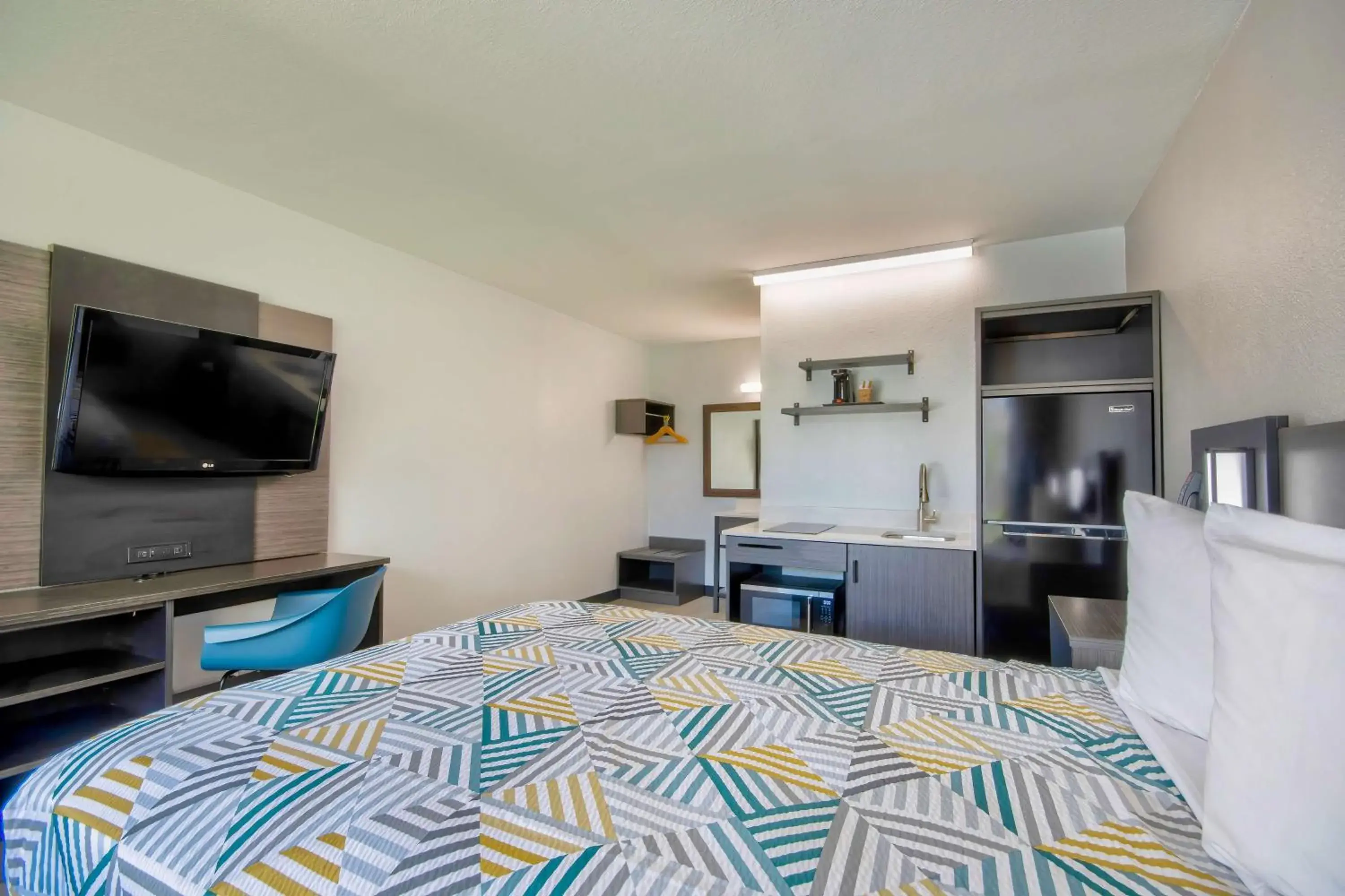 Photo of the whole room, Bed in Studio 6 Rosenberg TX Photo of the whole room, Bed in Studio 6 Rosenberg TX