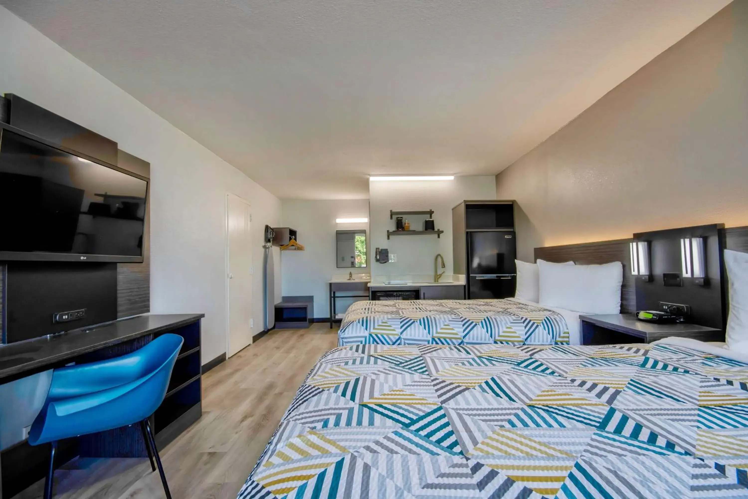 Photo of the whole room, Bed in Studio 6 Rosenberg TX Photo of the whole room, Bed in Studio 6 Rosenberg TX