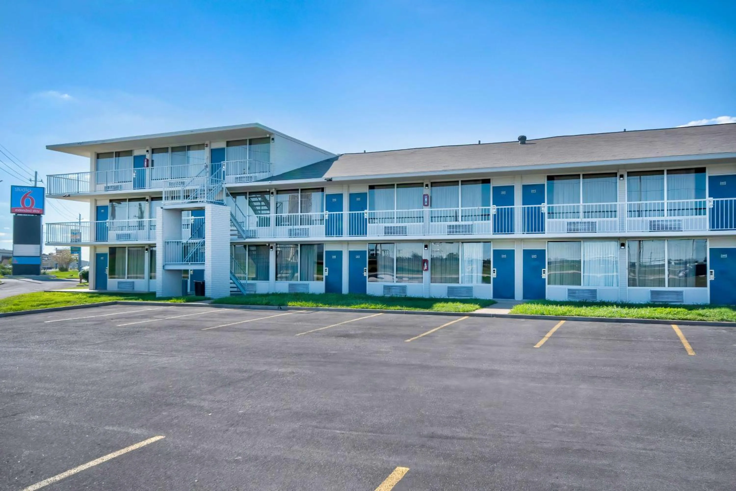 Property building in Studio 6 Rosenberg TX