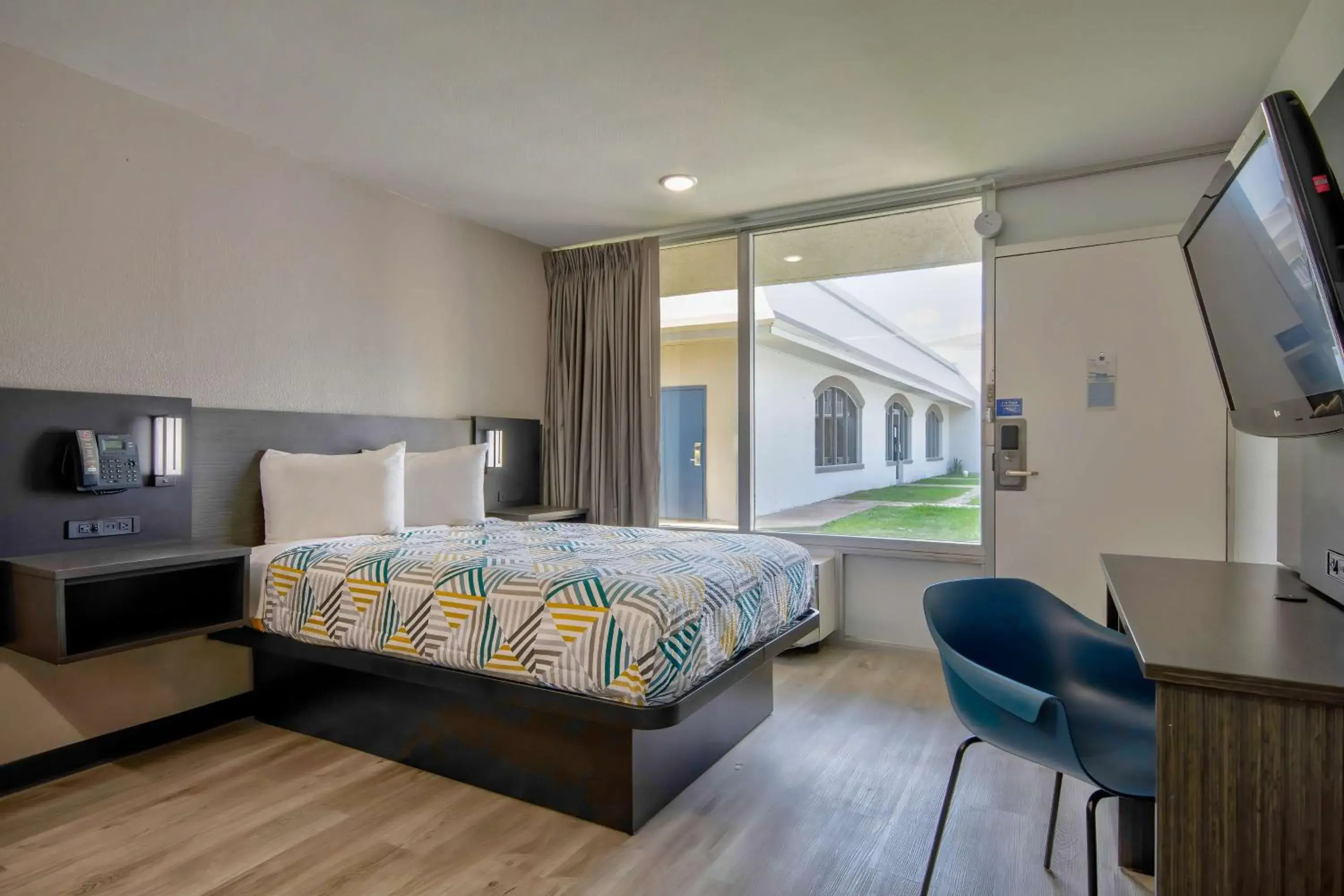 Photo of the whole room, Bed in Studio 6 Rosenberg TX Photo of the whole room, Bed in Studio 6 Rosenberg TX