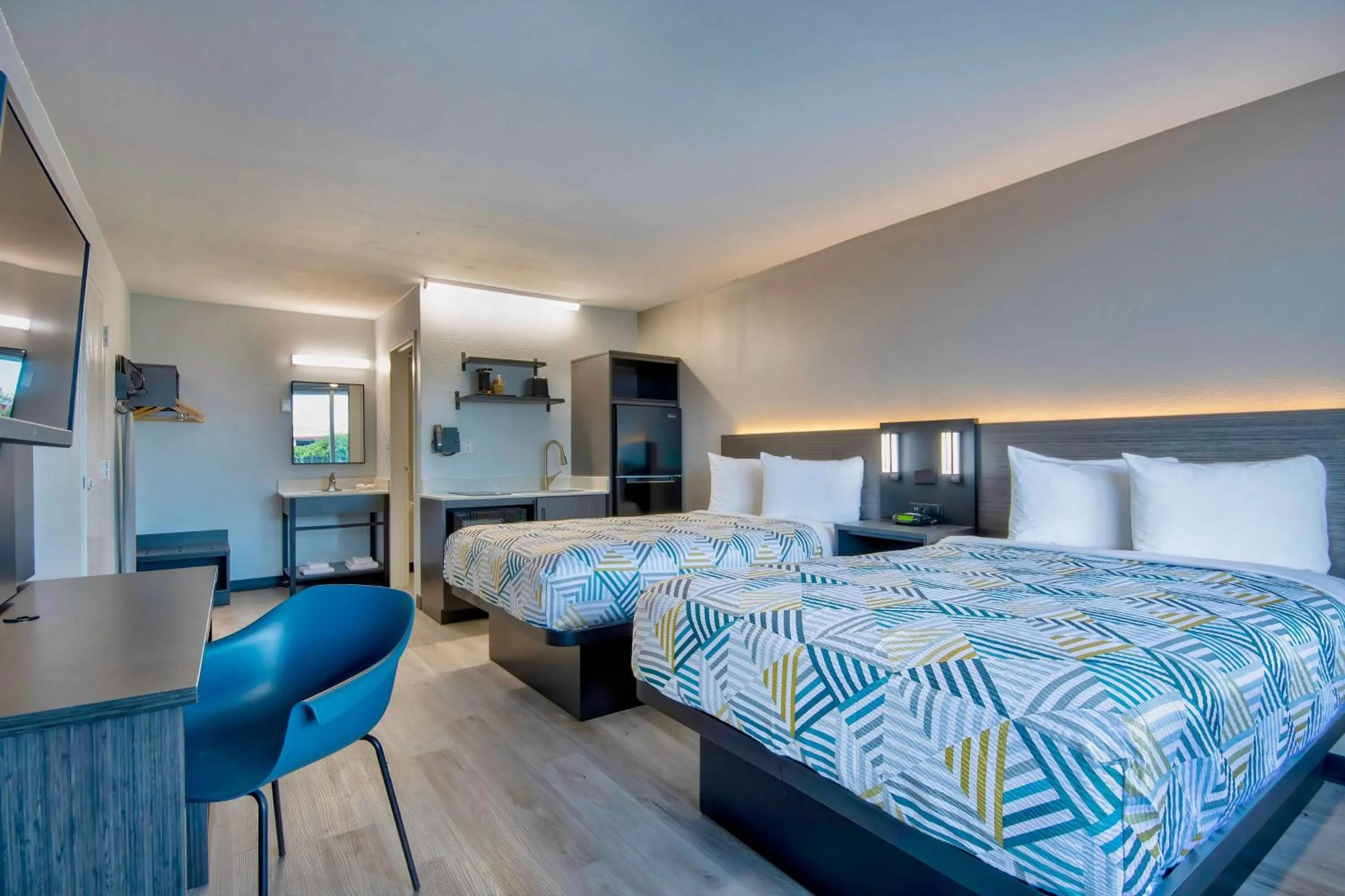 Photo of the whole room, Bed in Studio 6 Rosenberg TX