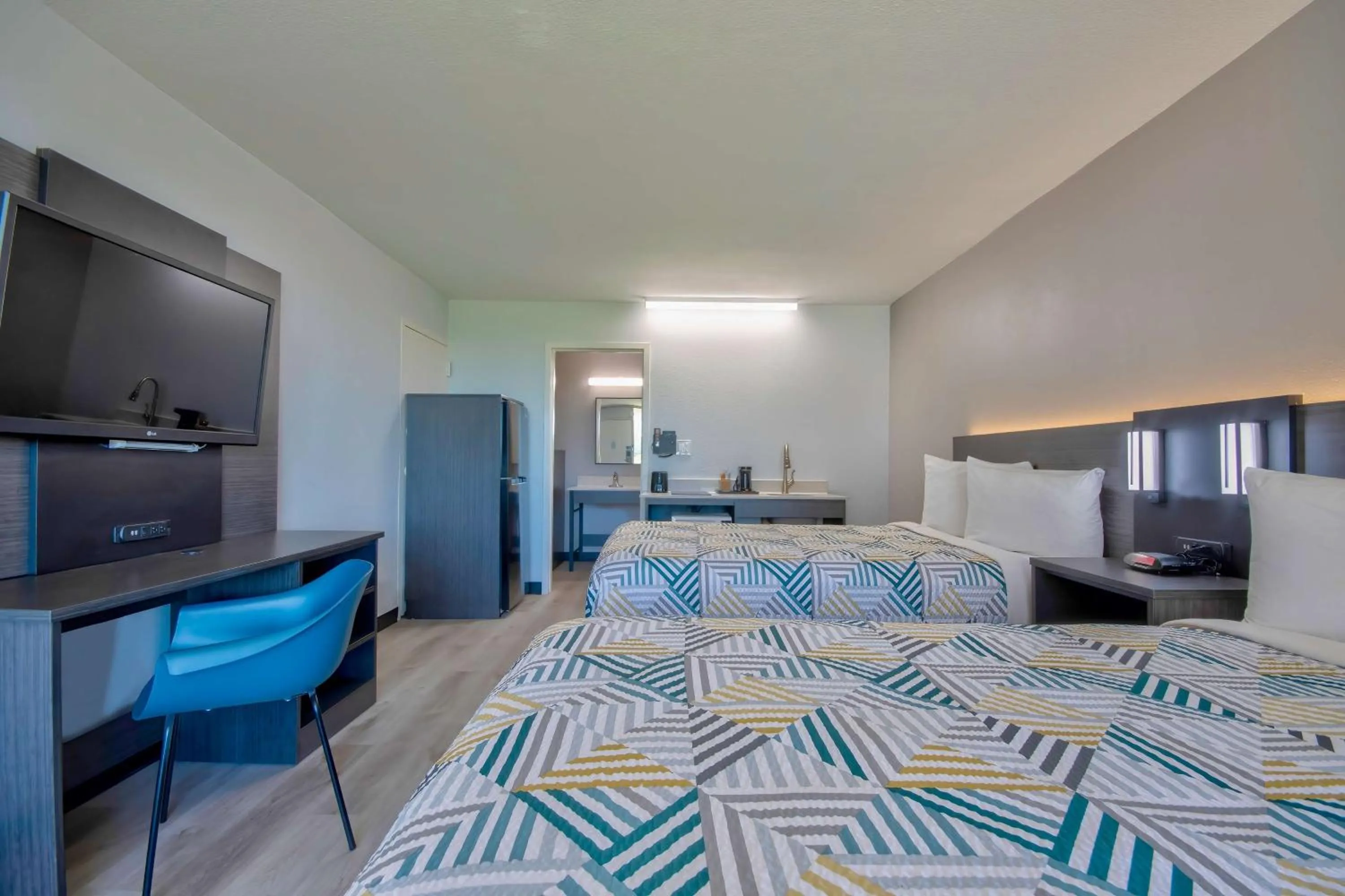 Photo of the whole room, Bed in Studio 6 Rosenberg TX