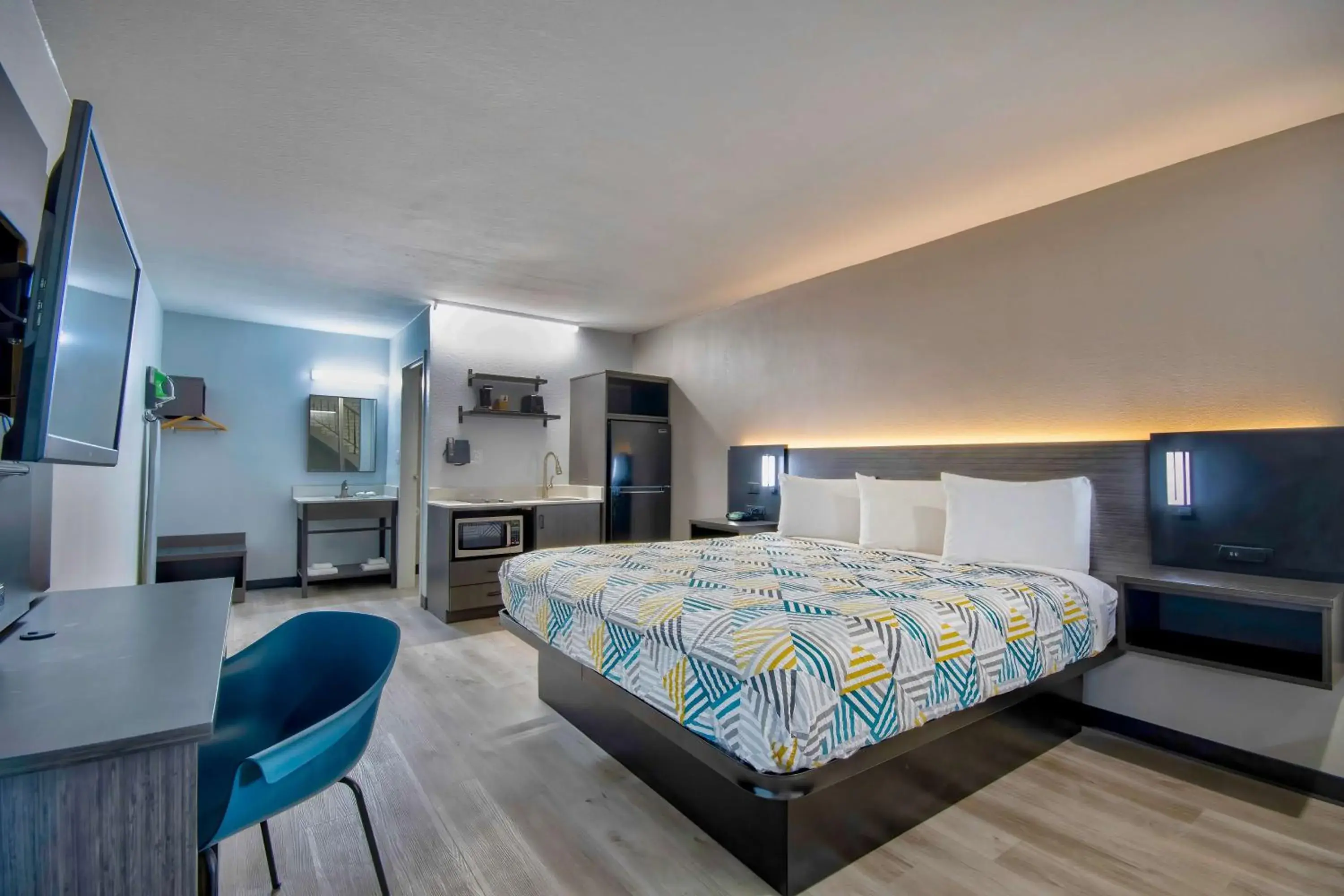 Photo of the whole room, Bed in Studio 6 Rosenberg TX Photo of the whole room, Bed in Studio 6 Rosenberg TX