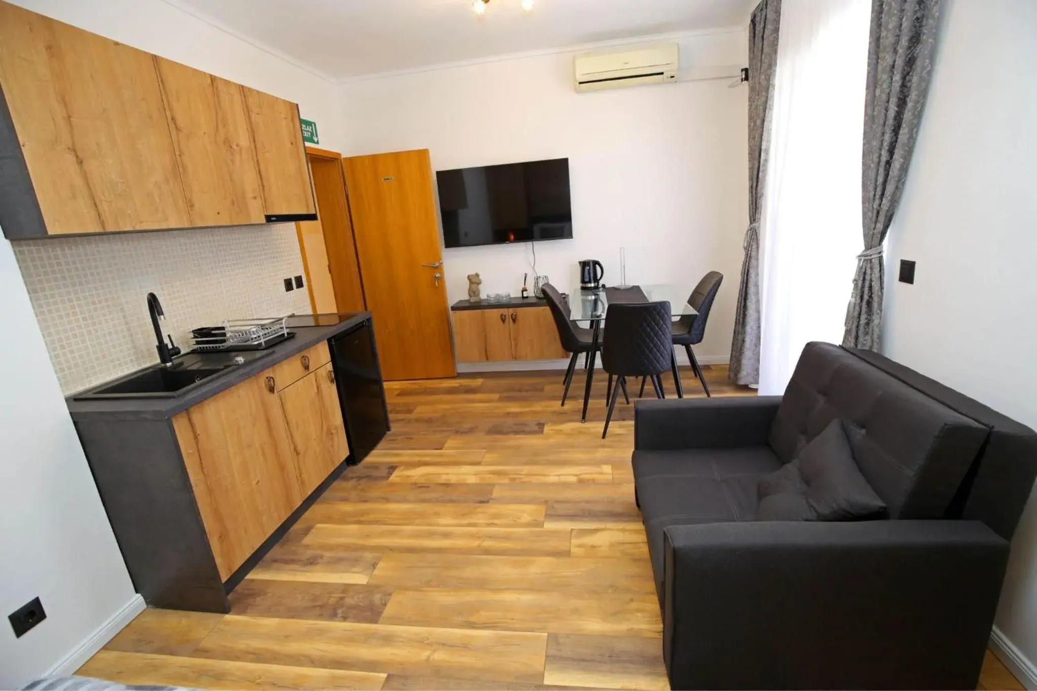 Apartment (3 Adults) in Apartmani Krka Rooms Apartment (3 Adults) in Apartmani Krka Rooms