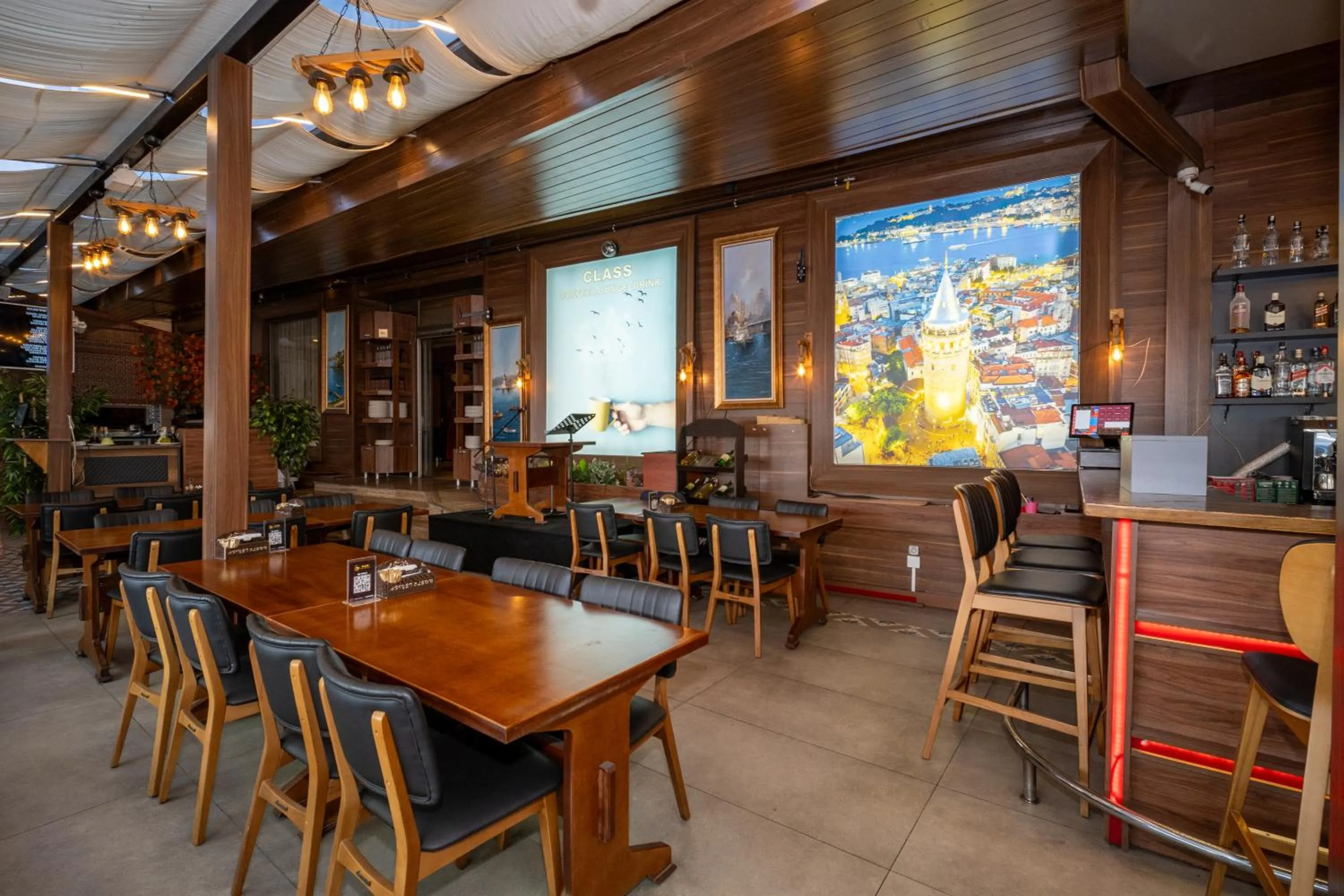 Restaurant/places to eat in Grand S Hotel