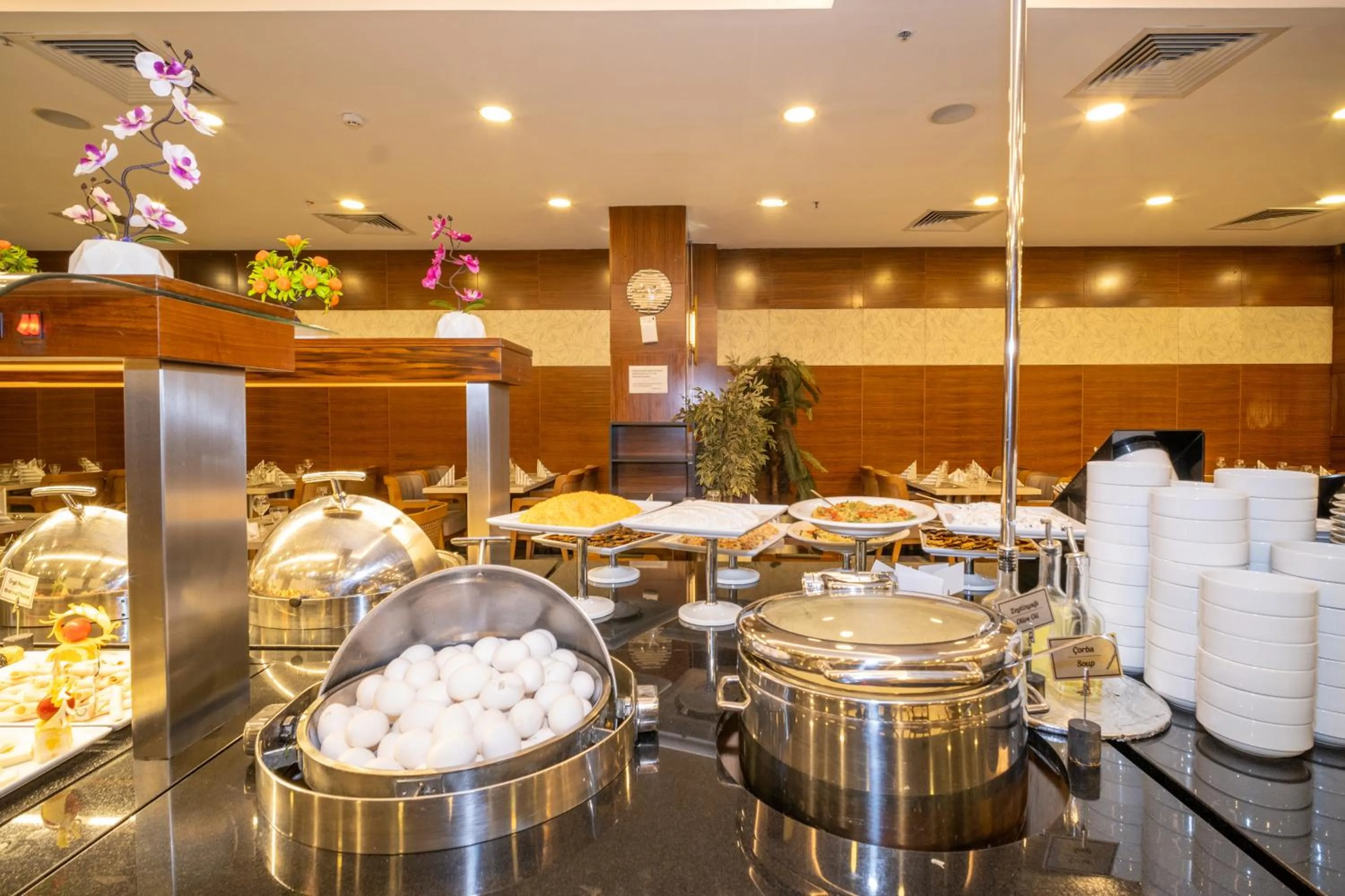 Restaurant/places to eat in Grand S Hotel