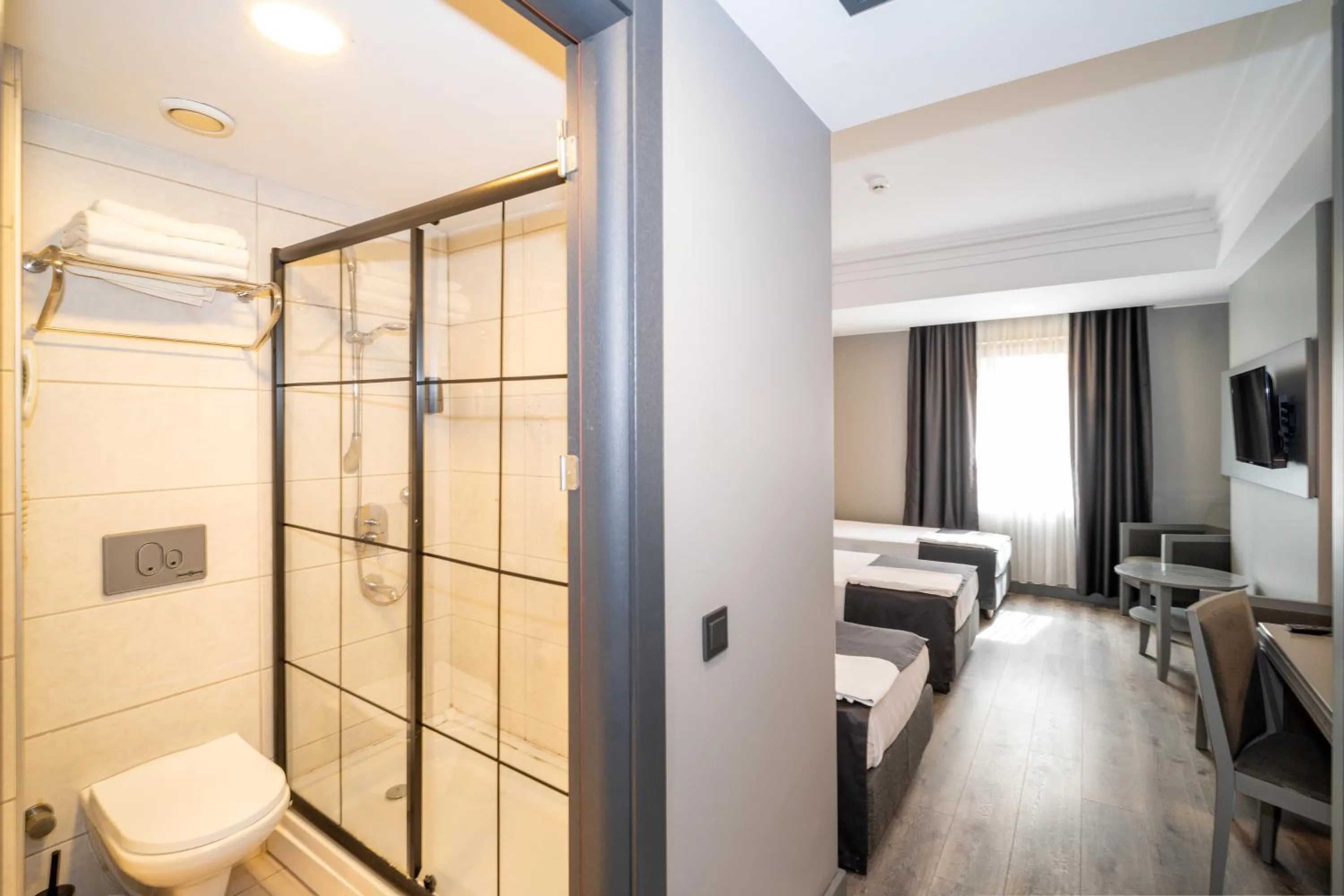 Shower, Bed in Grand S Hotel