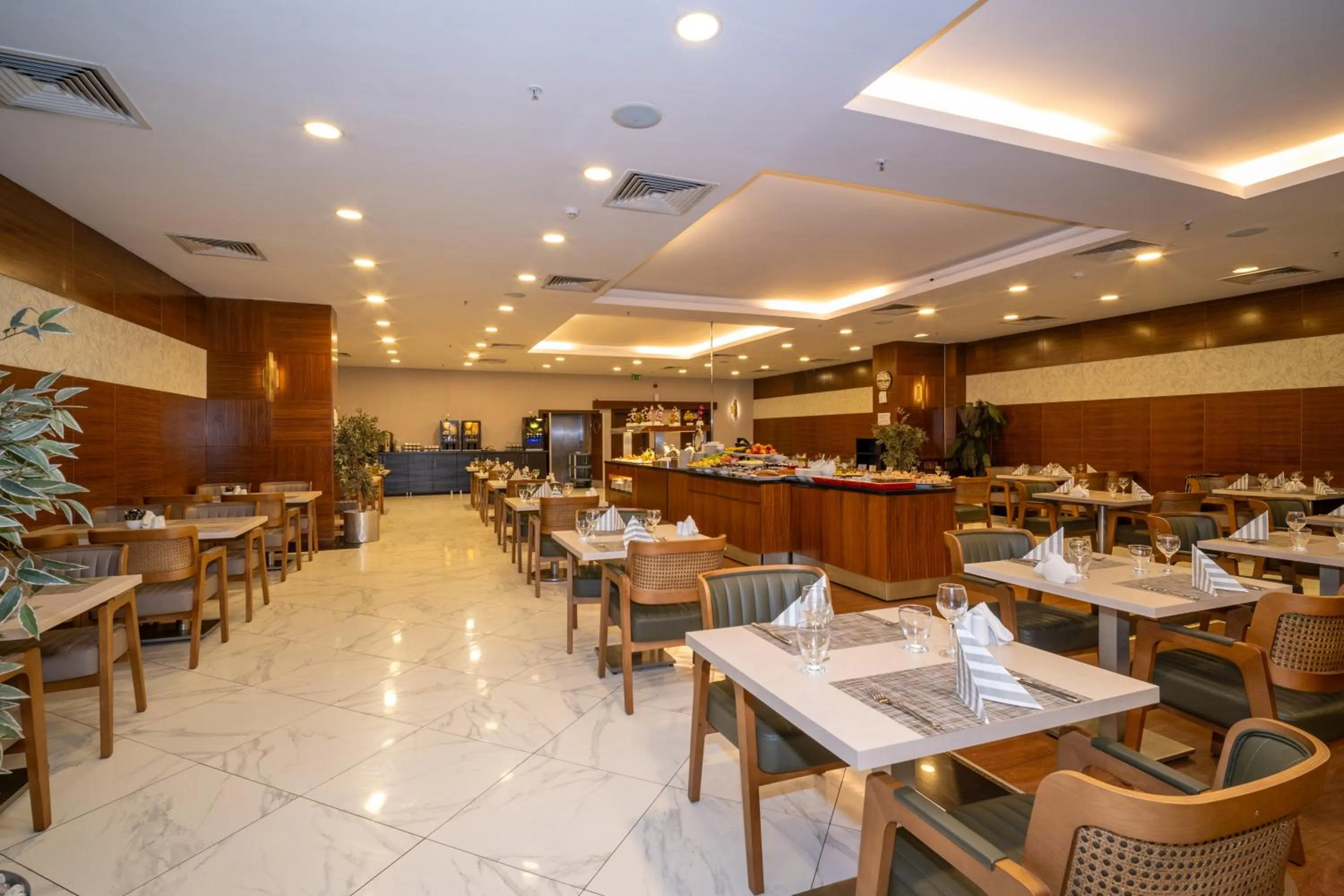Restaurant/places to eat in Grand S Hotel