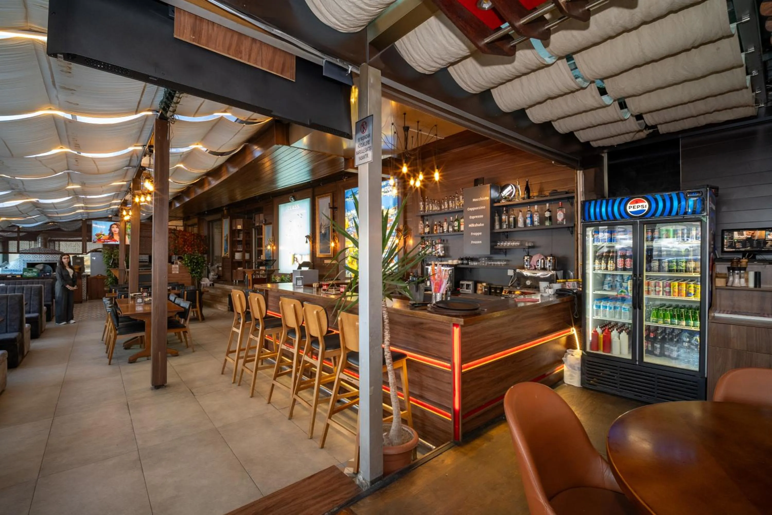 Restaurant/places to eat in Grand S Hotel