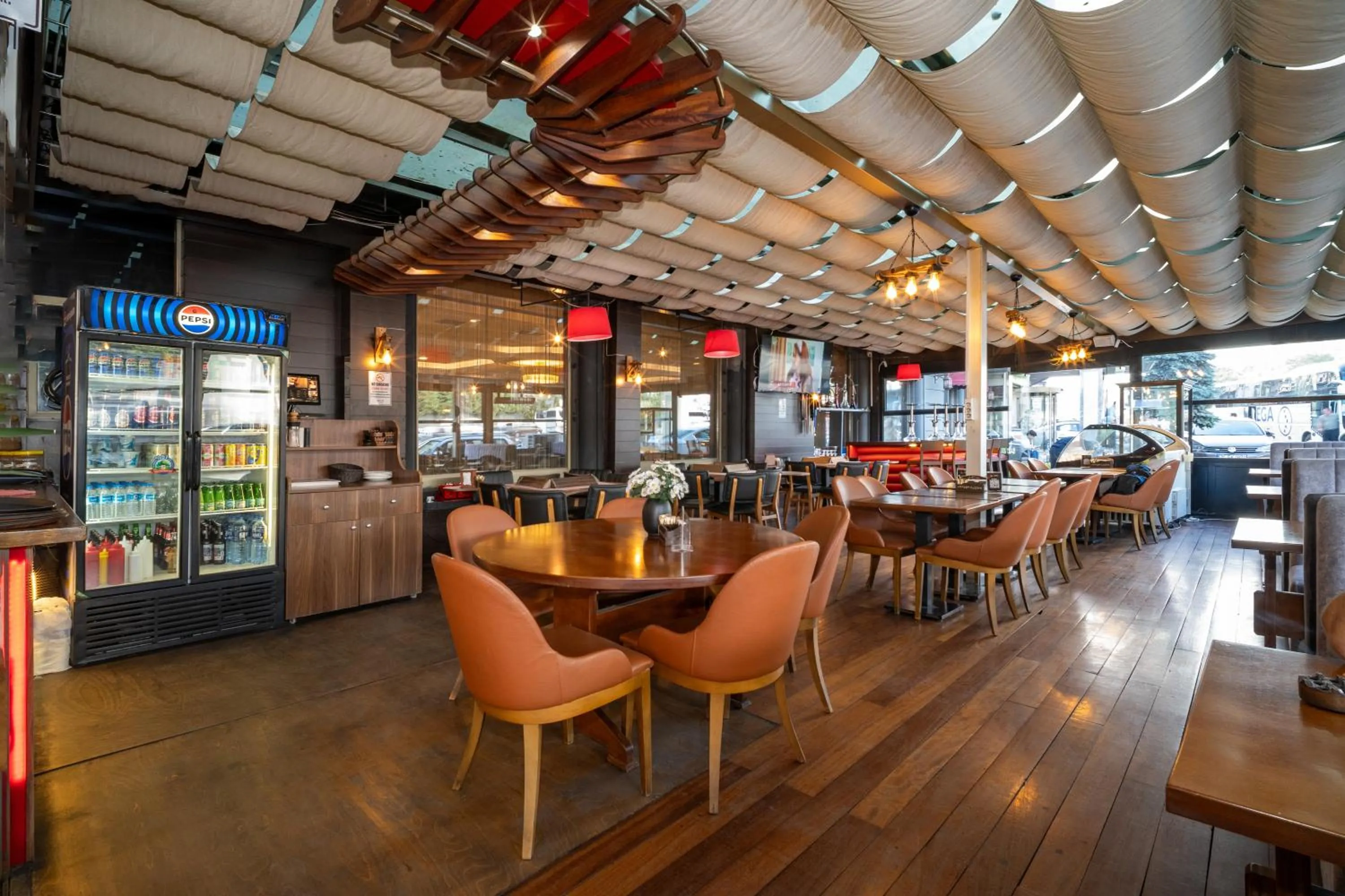 Restaurant/places to eat in Grand S Hotel