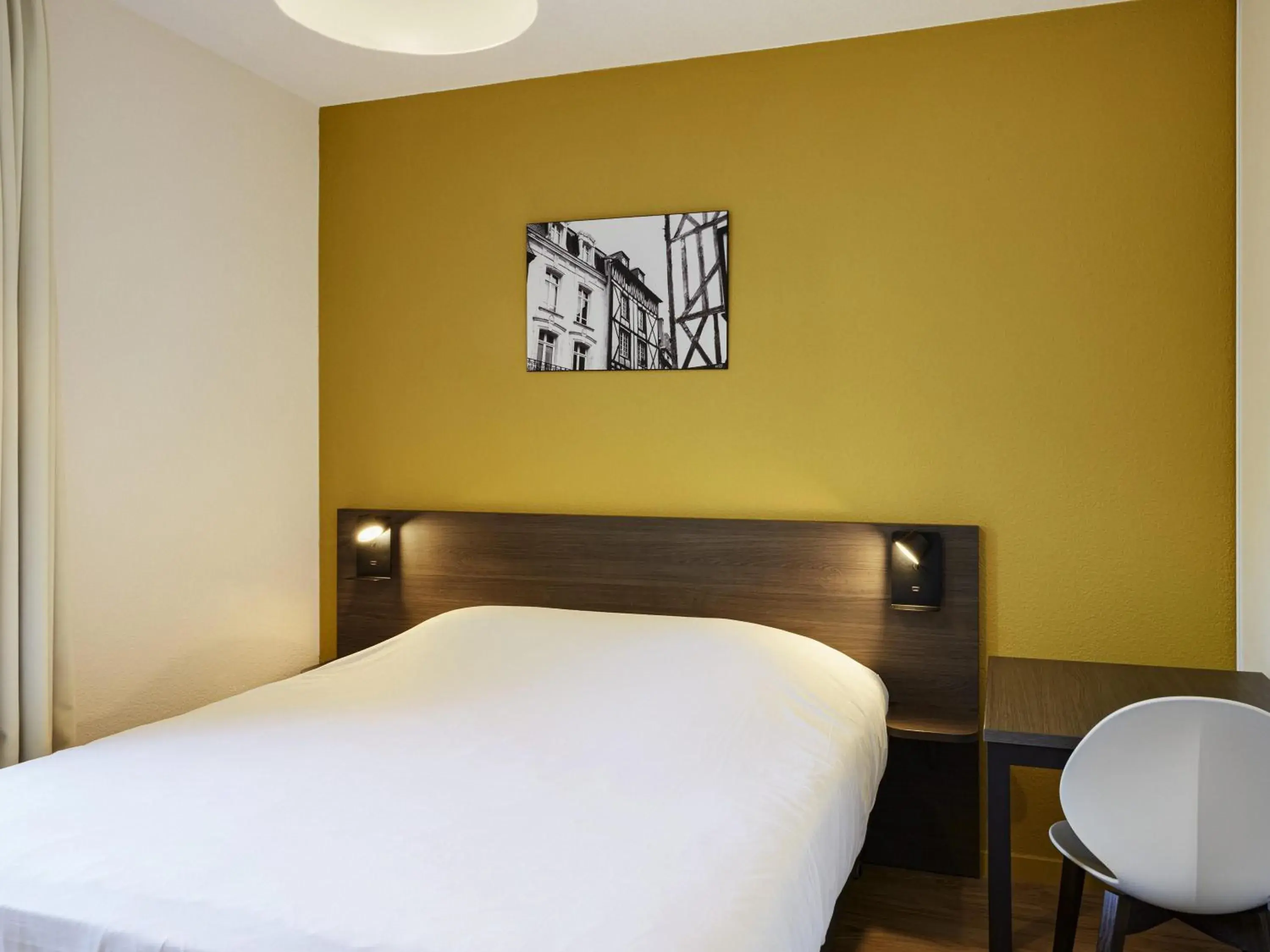 Property building, Bed in Aparthotel Adagio Access Poitiers Property building, Bed in Aparthotel Adagio Access Poitiers