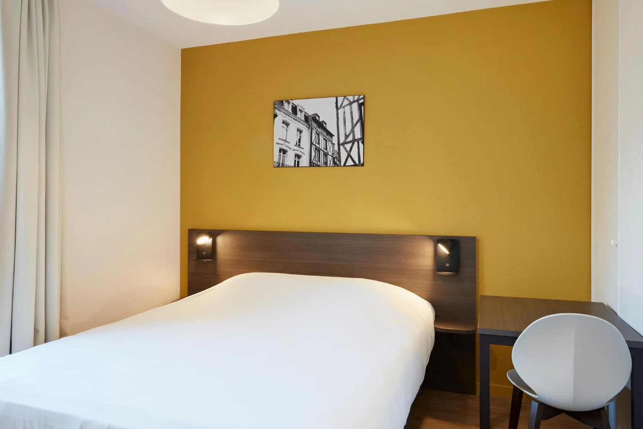 Photo of the whole room, Bed in Aparthotel Adagio Access Poitiers