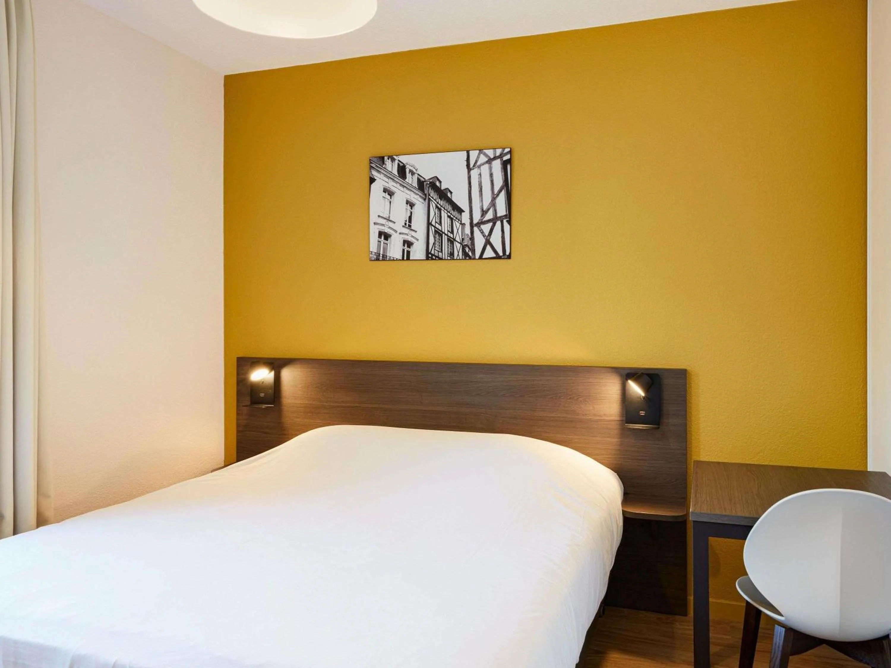 Property building, Bed in Aparthotel Adagio Access Poitiers