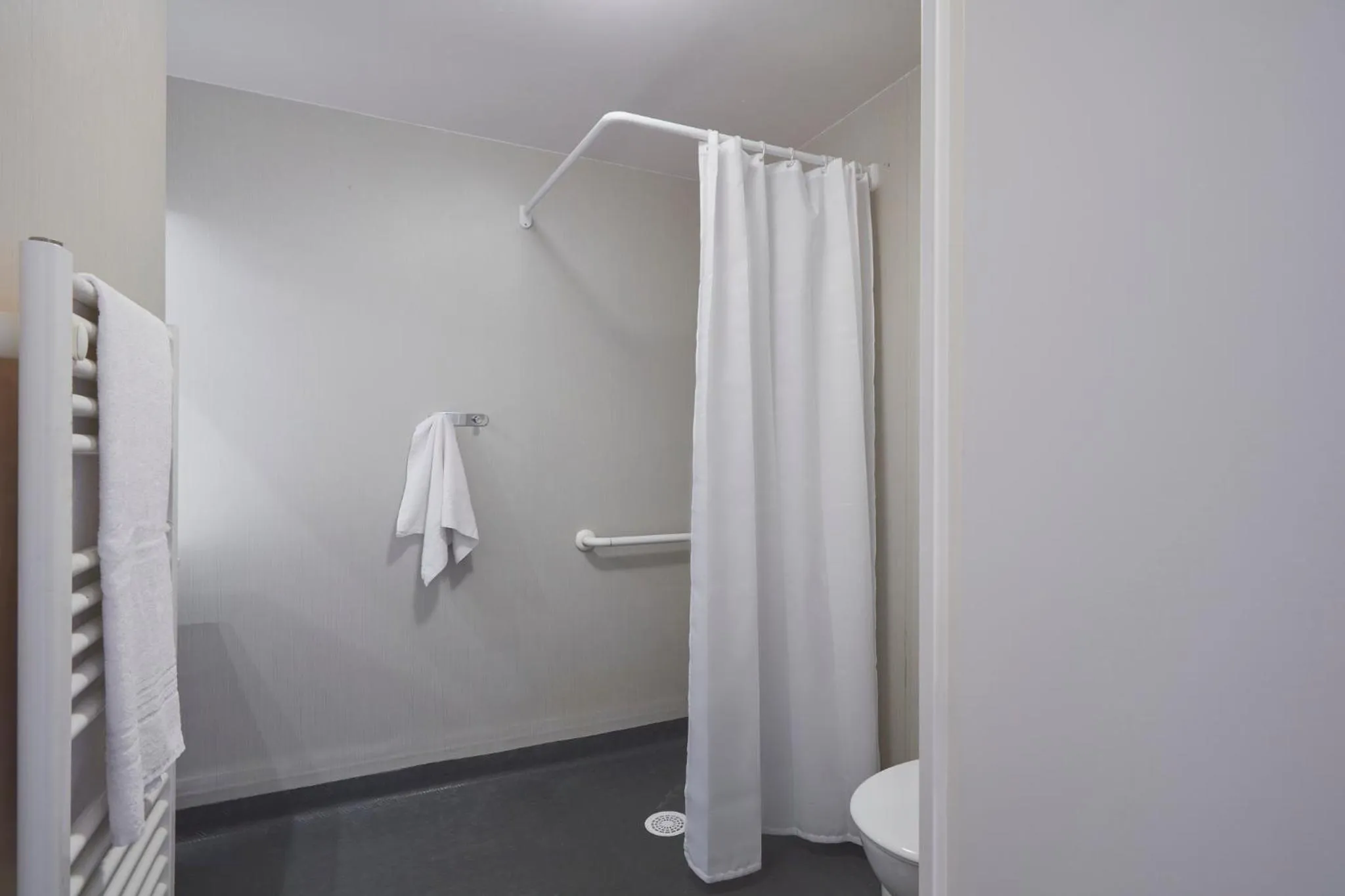 Shower in Aparthotel Adagio Access Poitiers