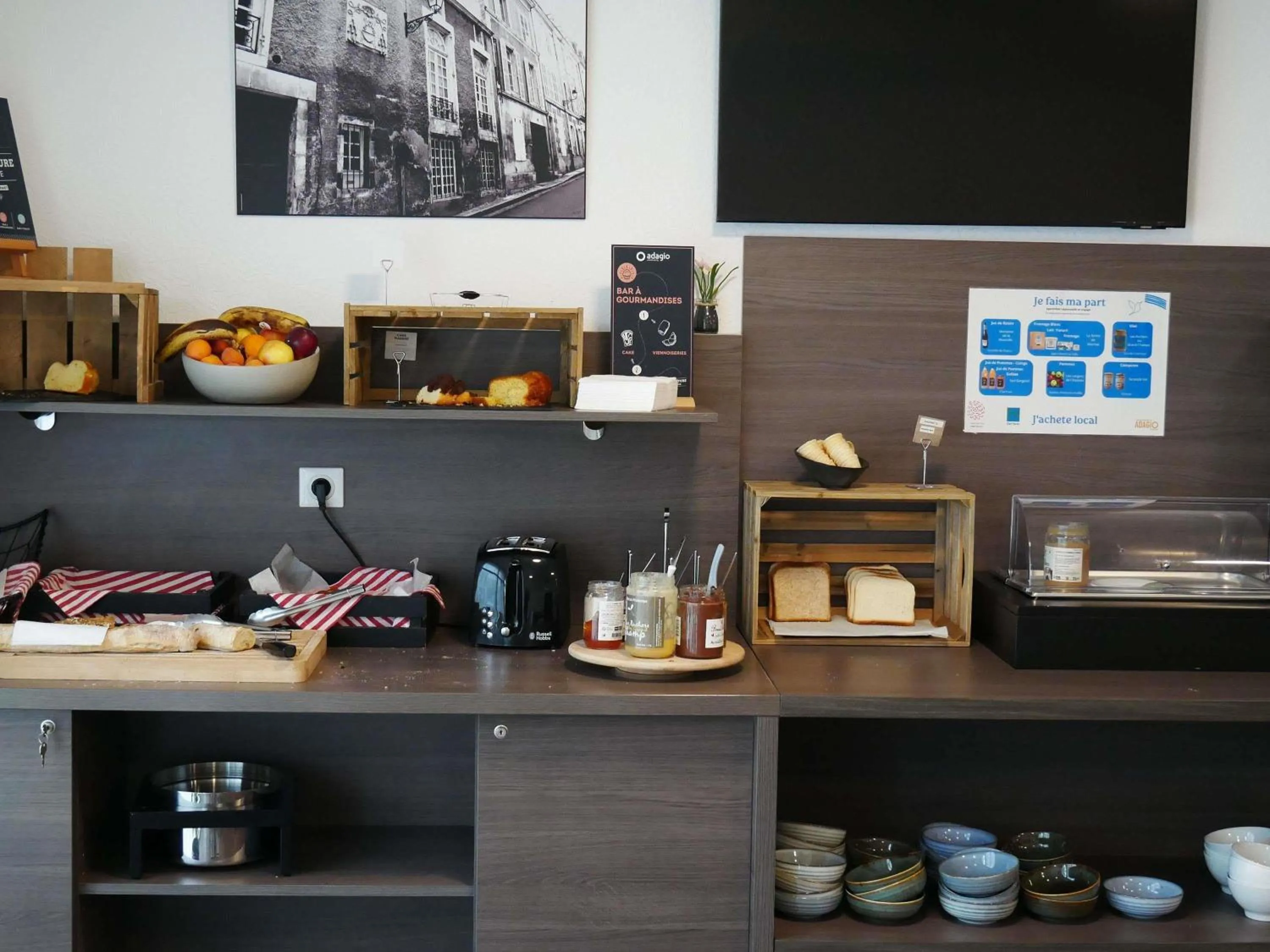 Breakfast in Aparthotel Adagio Access Poitiers
