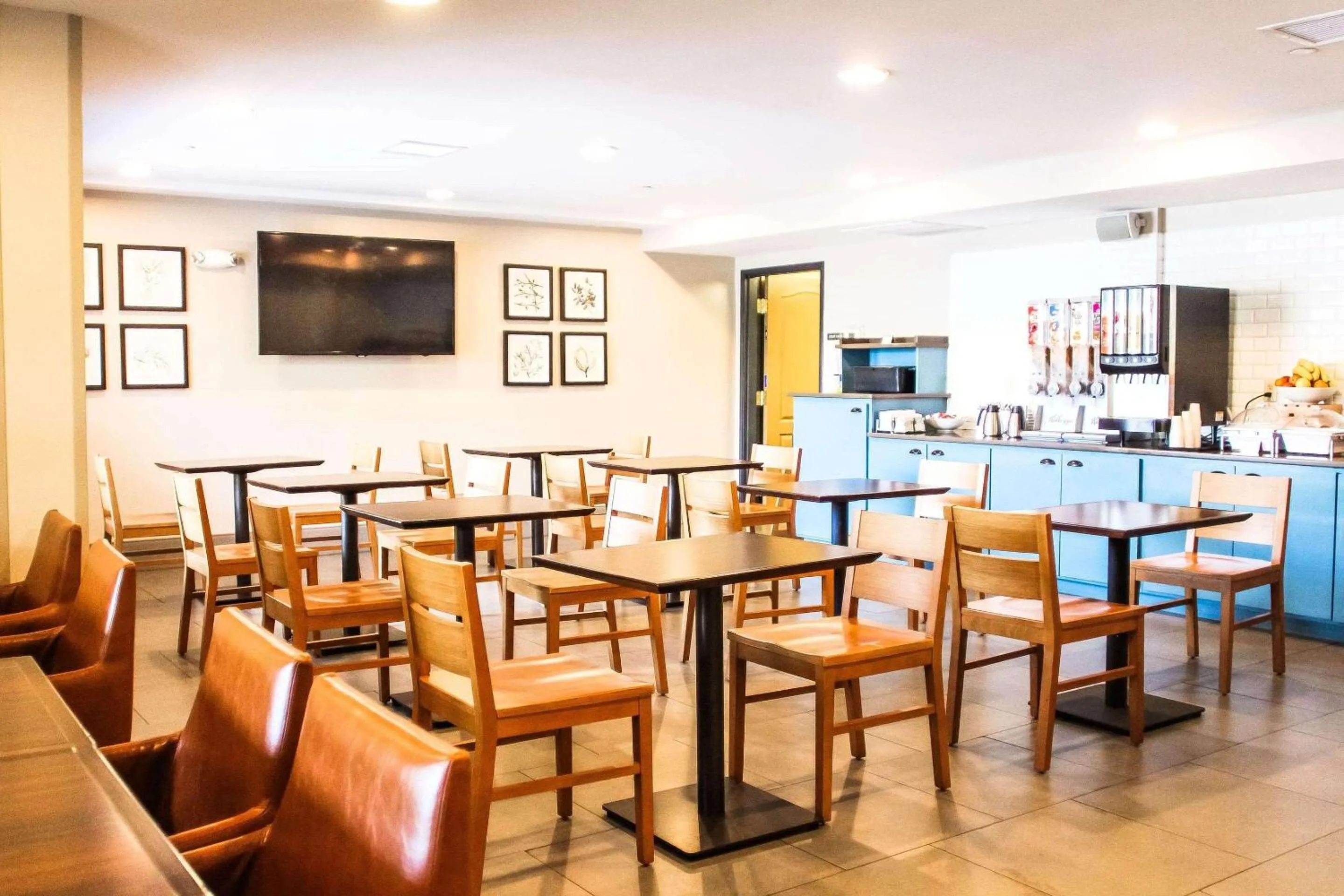 Breakfast in Country Inn & Suites by Radisson, Chester, VA