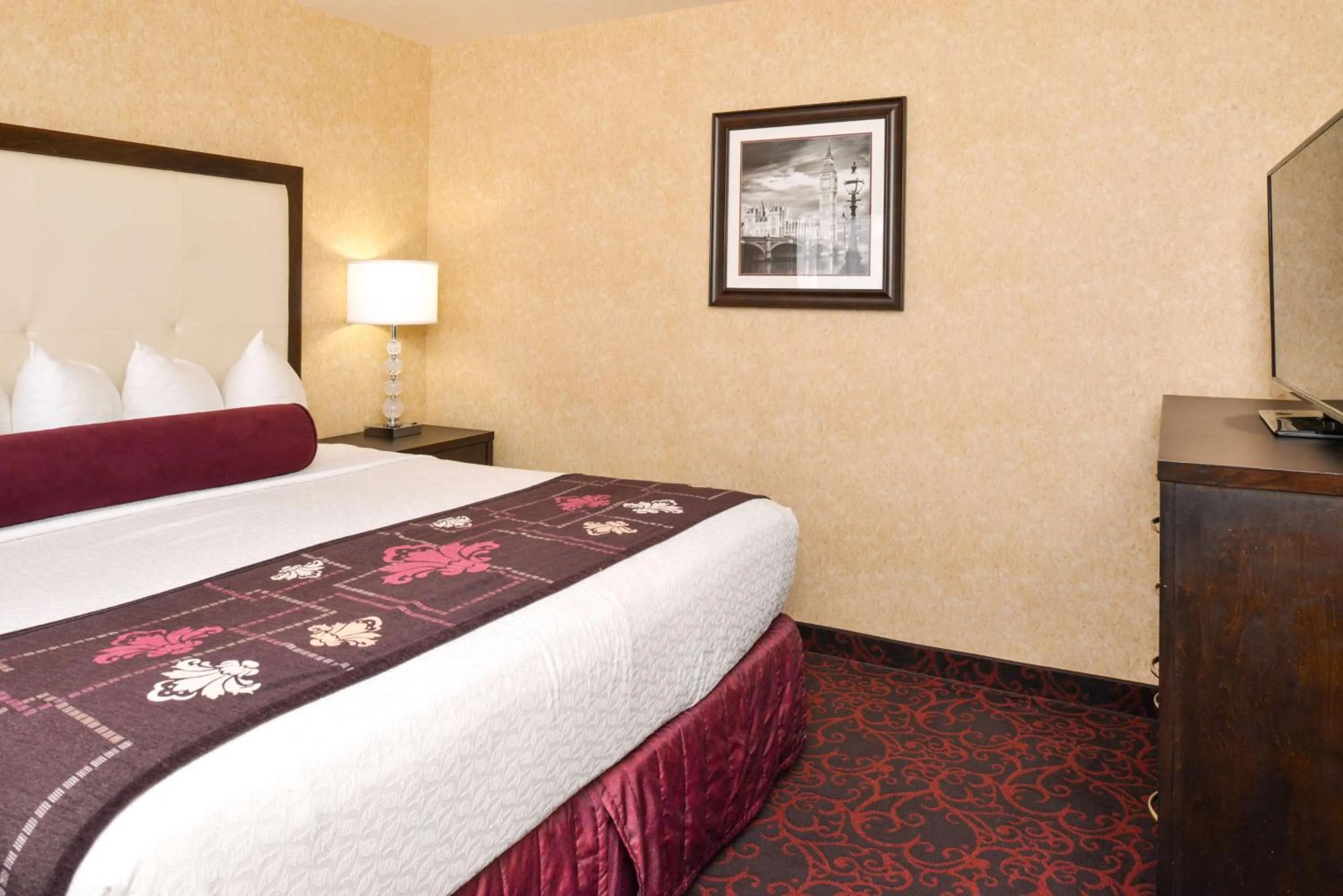 Photo of the whole room, Bed in Best Western Coral Hills