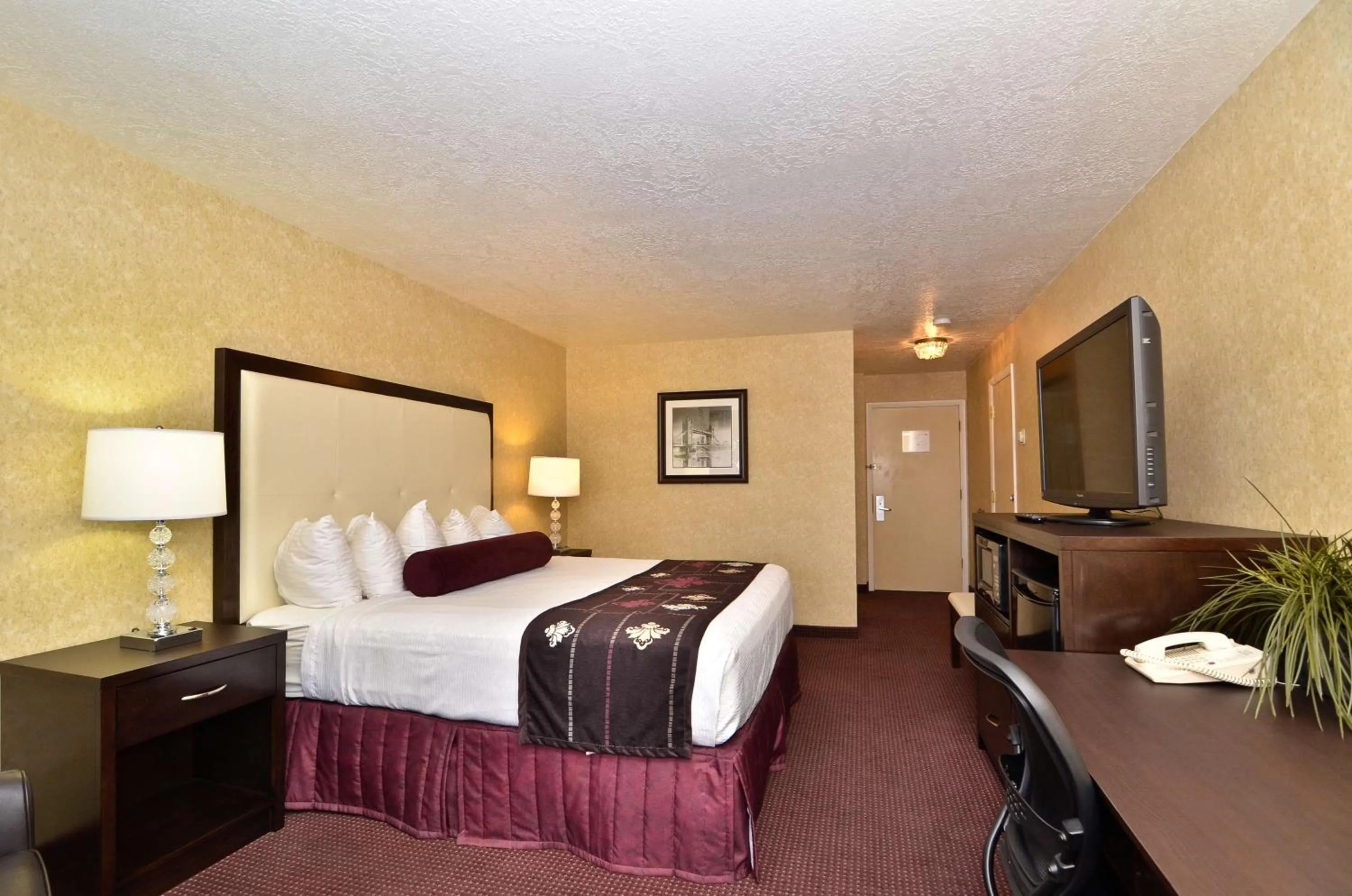 Photo of the whole room, Bed in Best Western Coral Hills