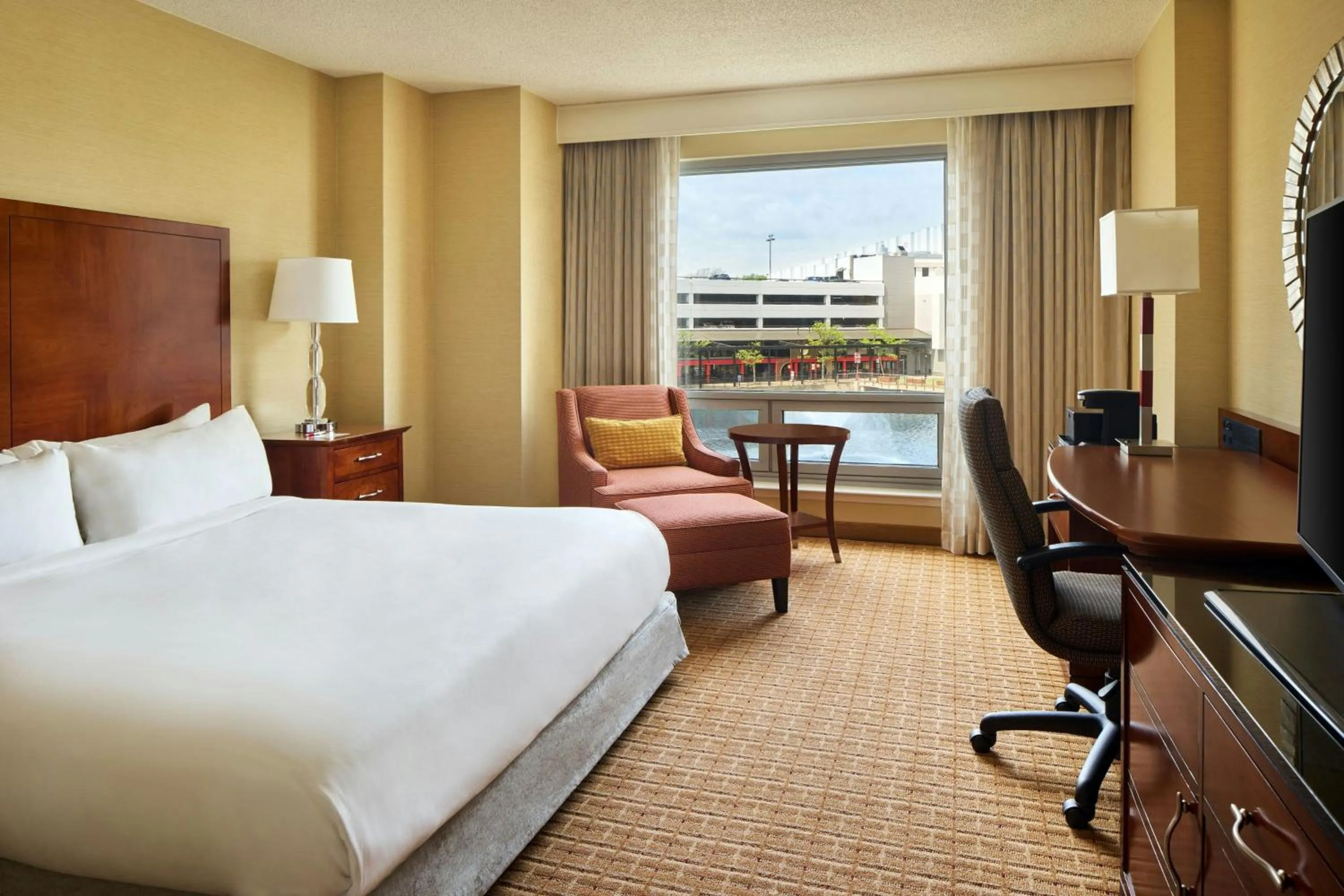 Photo of the whole room, Bed in Gaithersburg Marriott Washingtonian Center