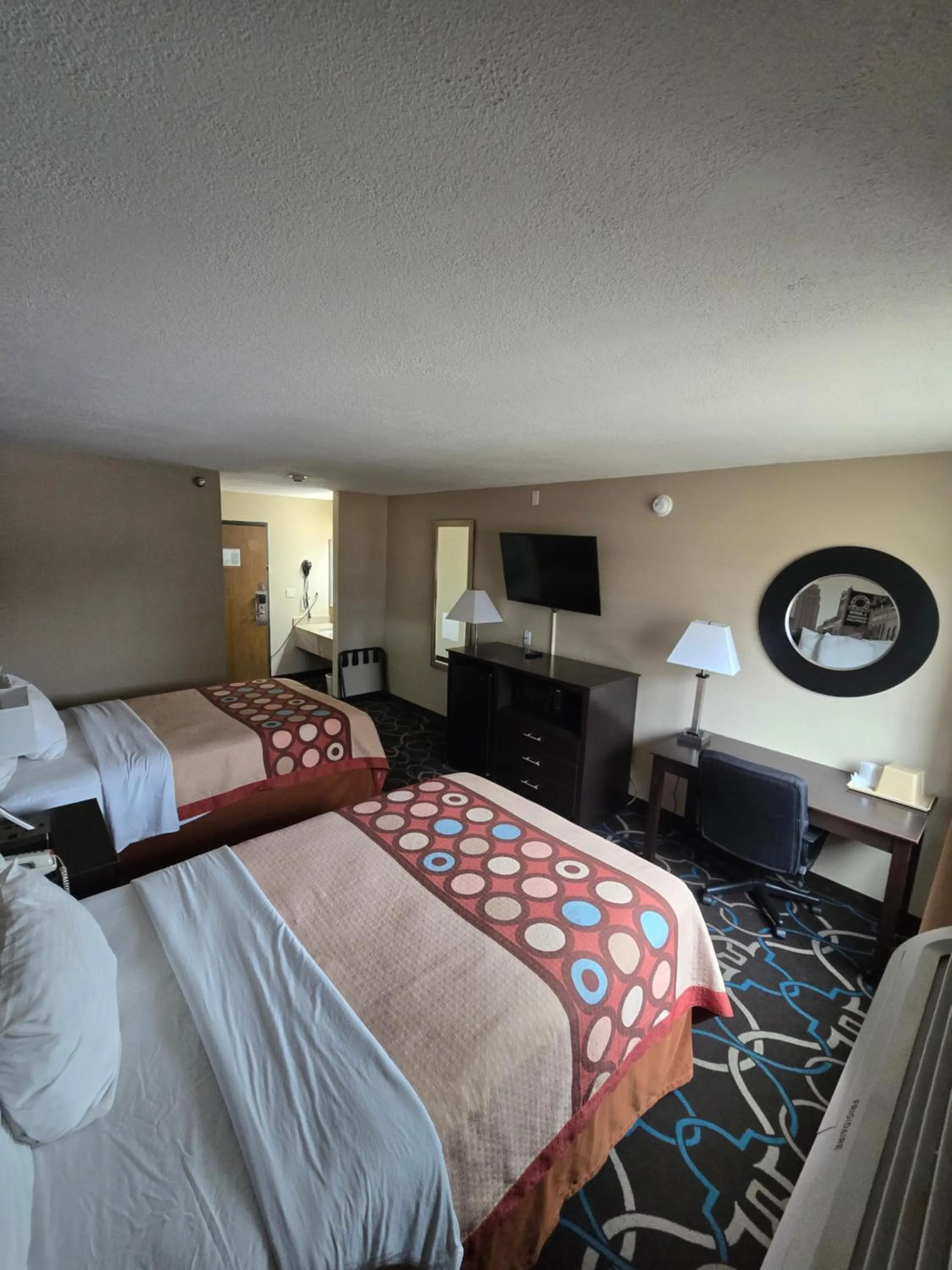 Photo of the whole room, Bed in Super 8 by Wyndham Kansas City