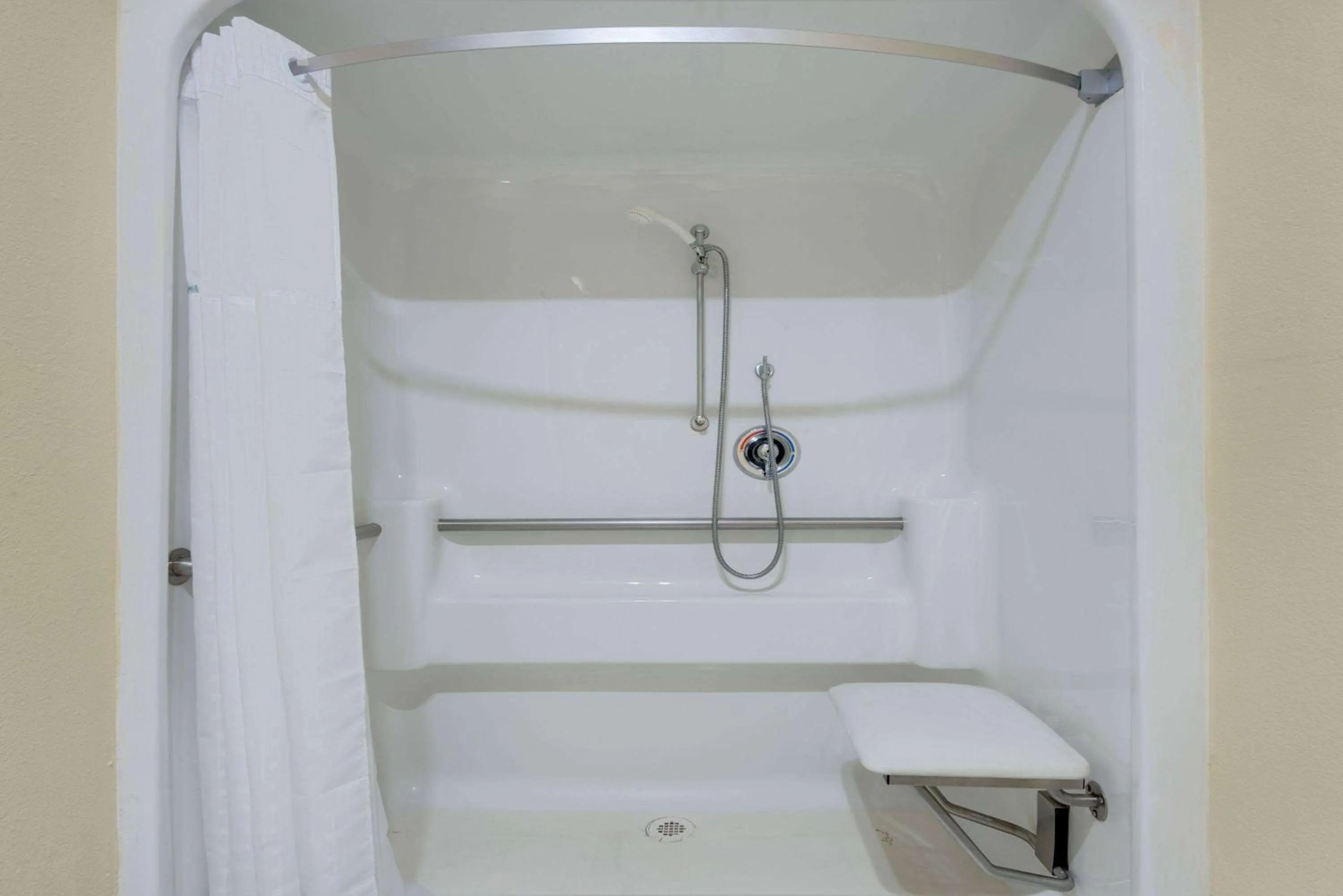 Photo of the whole room in Super 8 by Wyndham Kansas City