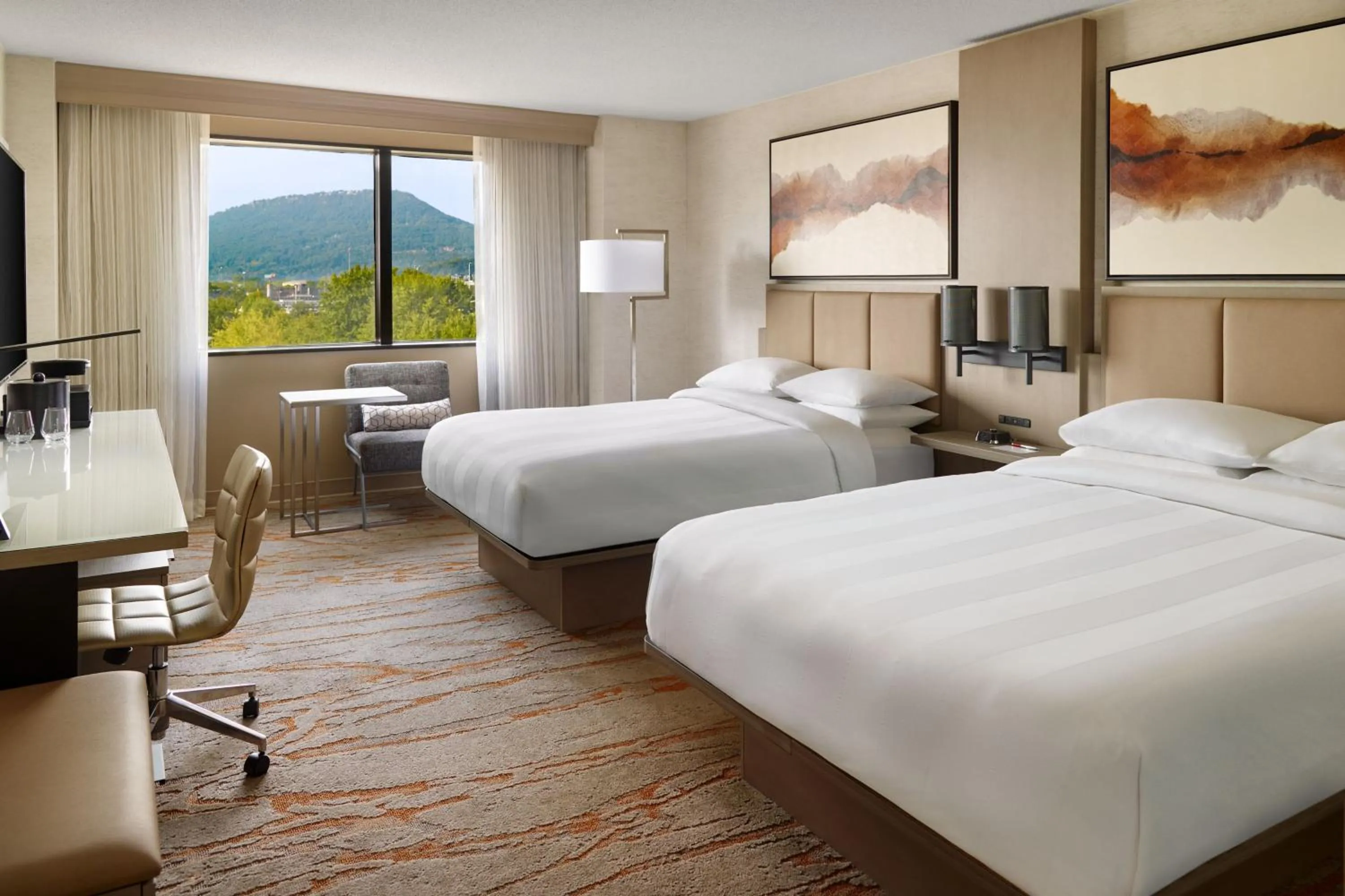 Photo of the whole room, Bed in Chattanooga Marriott Downtown