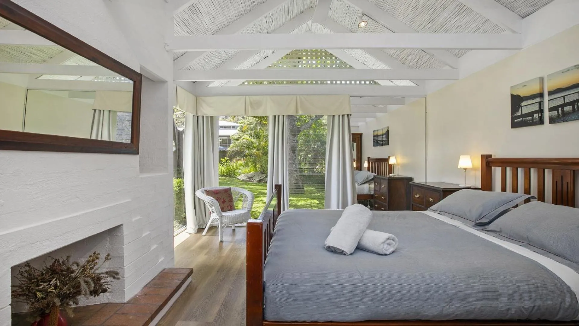 Wisteria Cottage on the Lagoon/Beach