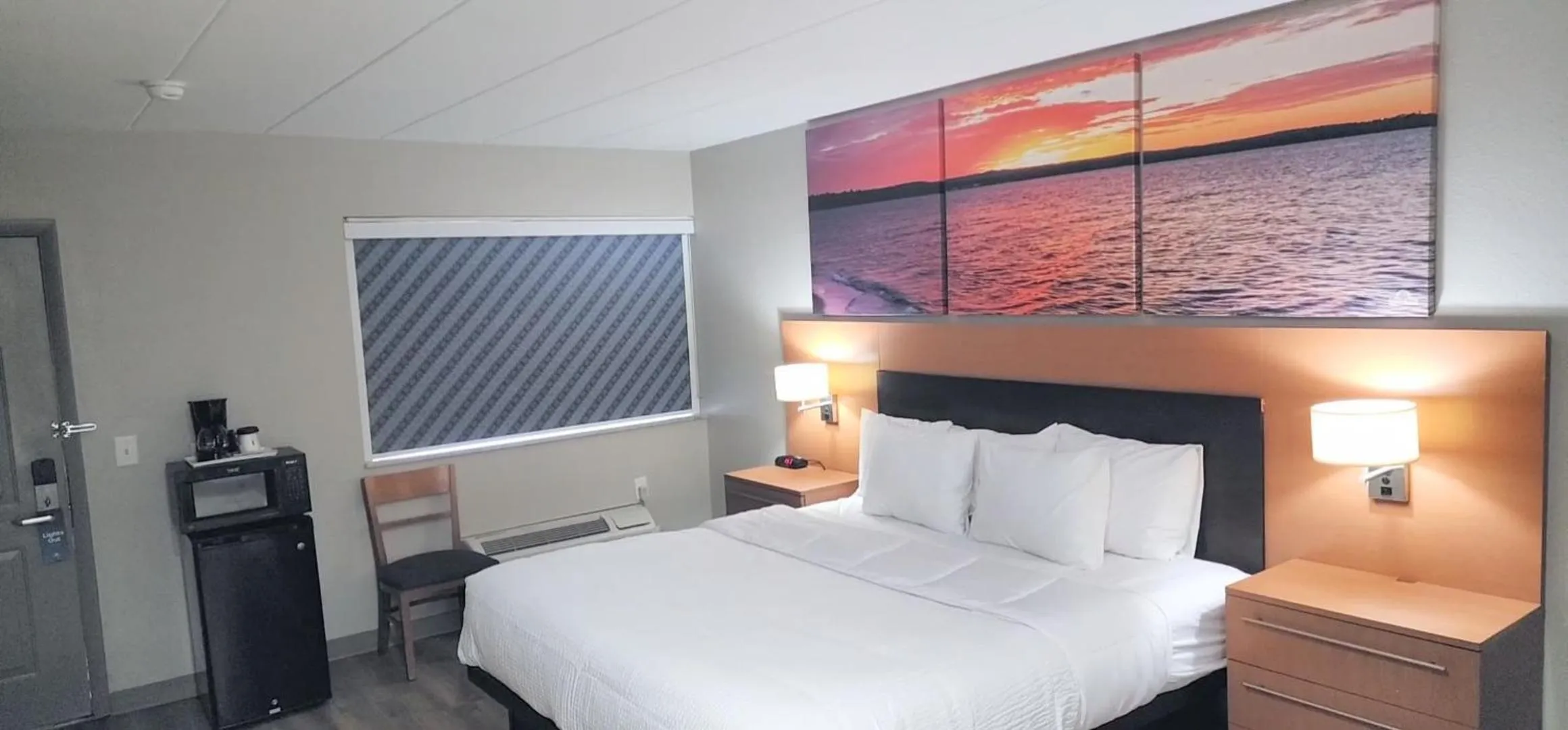 Bed in Days Inn & Suites by Wyndham Roseville/Detroit Area
