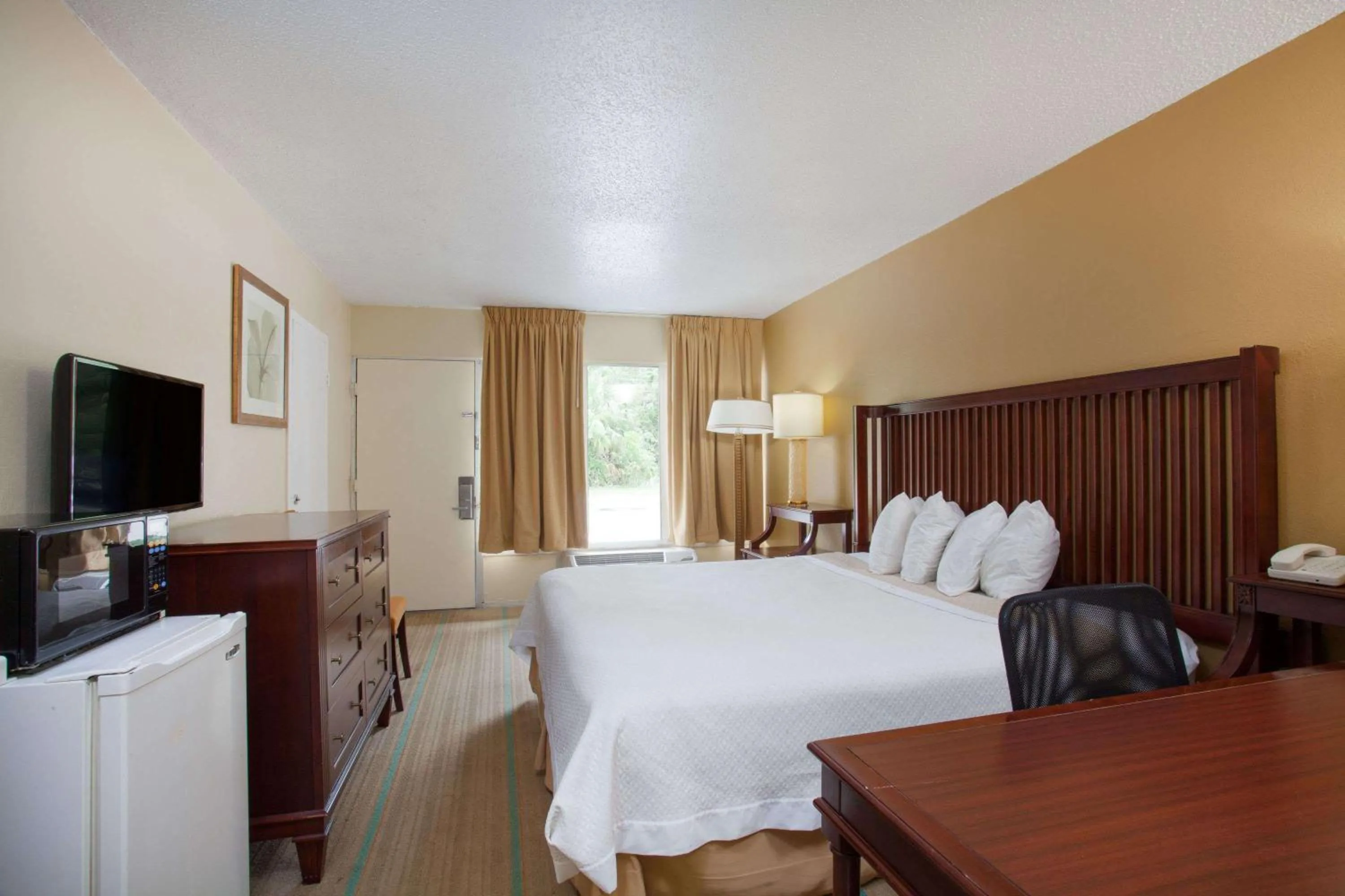 Photo of the whole room, Bed in Days Inn by Wyndham Daytona Beach Speedway