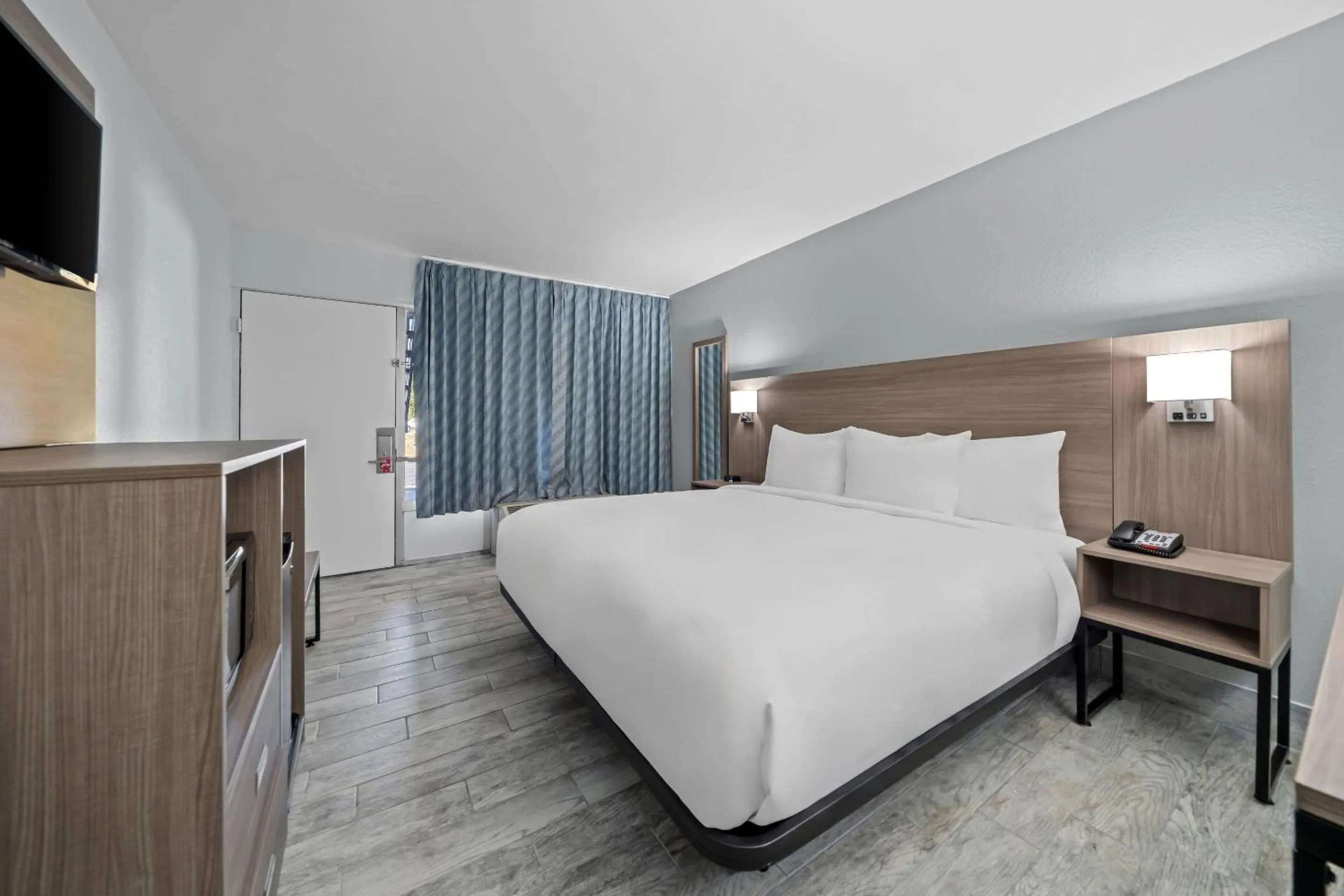 Bedroom, Bed in Econo Lodge Daytona Beach - Speedway