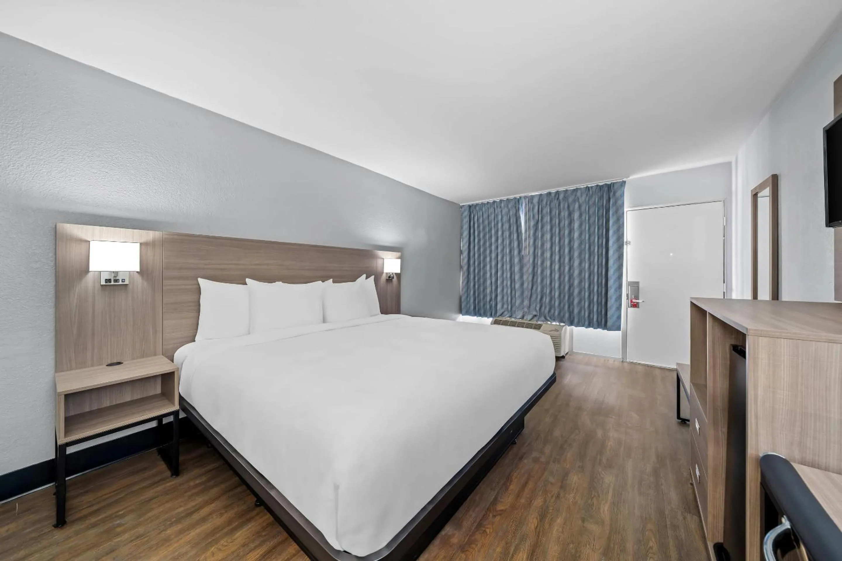 Bedroom, Bed in Econo Lodge Daytona Beach - Speedway