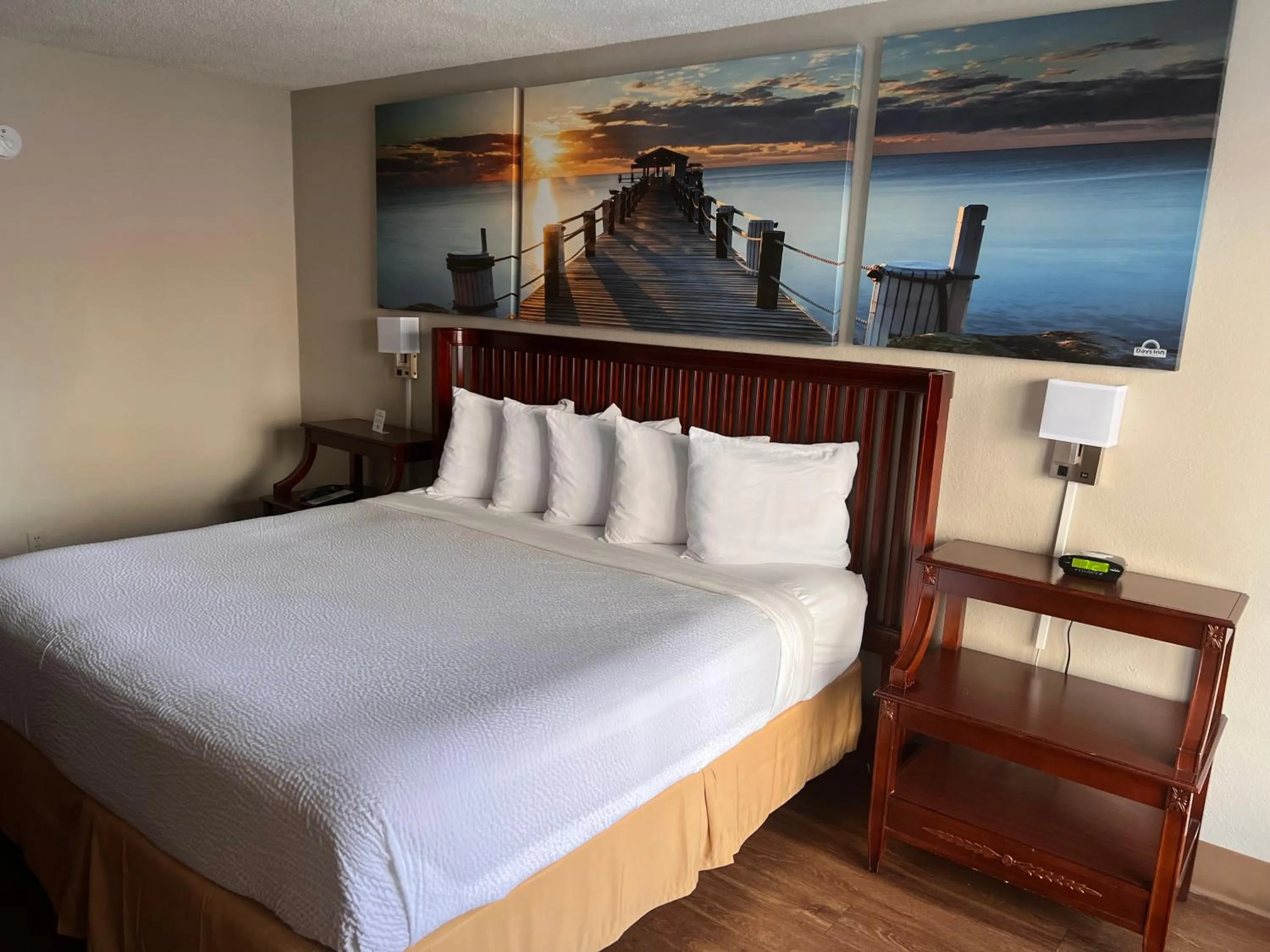 Bedroom, Bed in Days Inn by Wyndham Daytona Beach Speedway