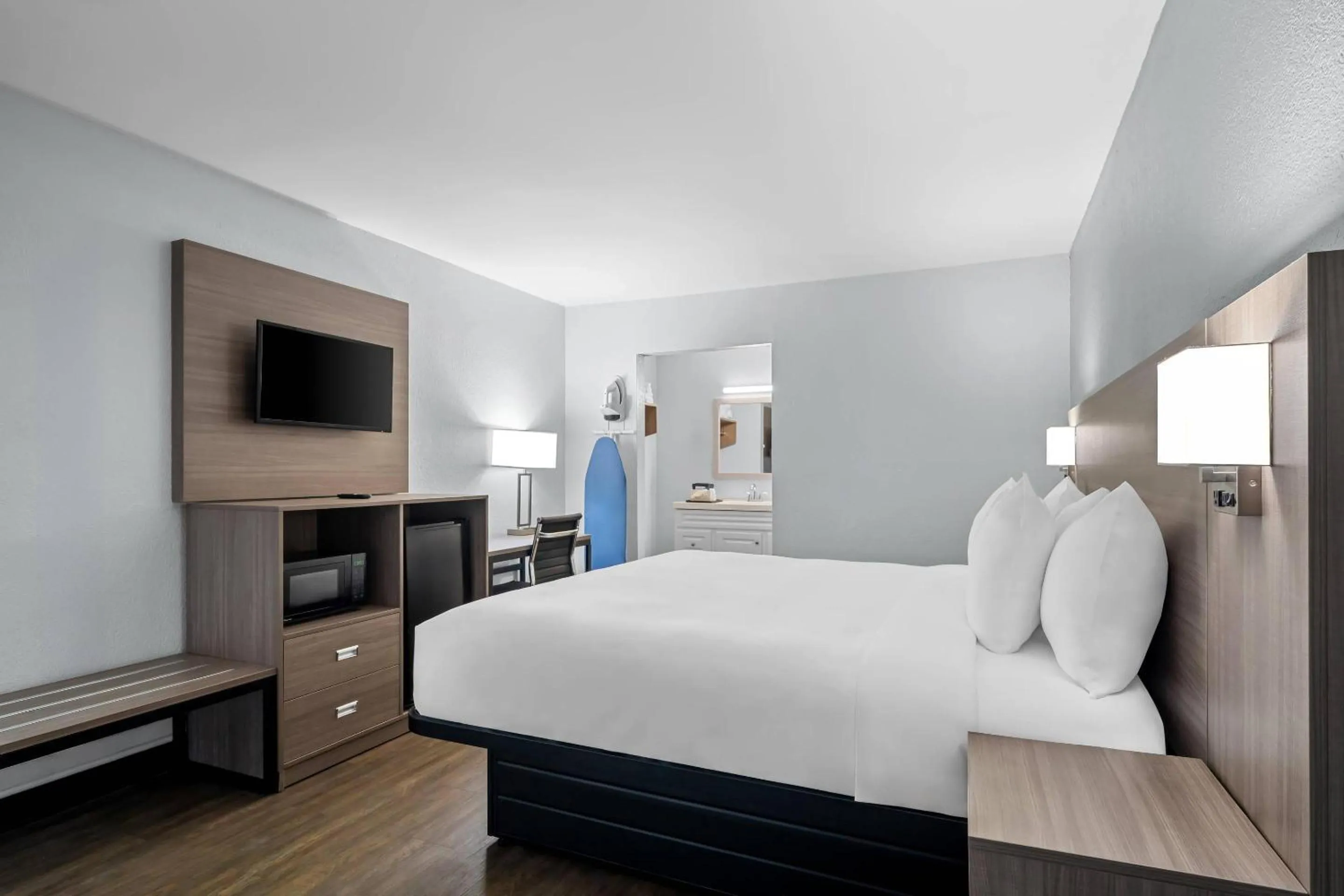 Bedroom, Bed in Econo Lodge Daytona Beach - Speedway