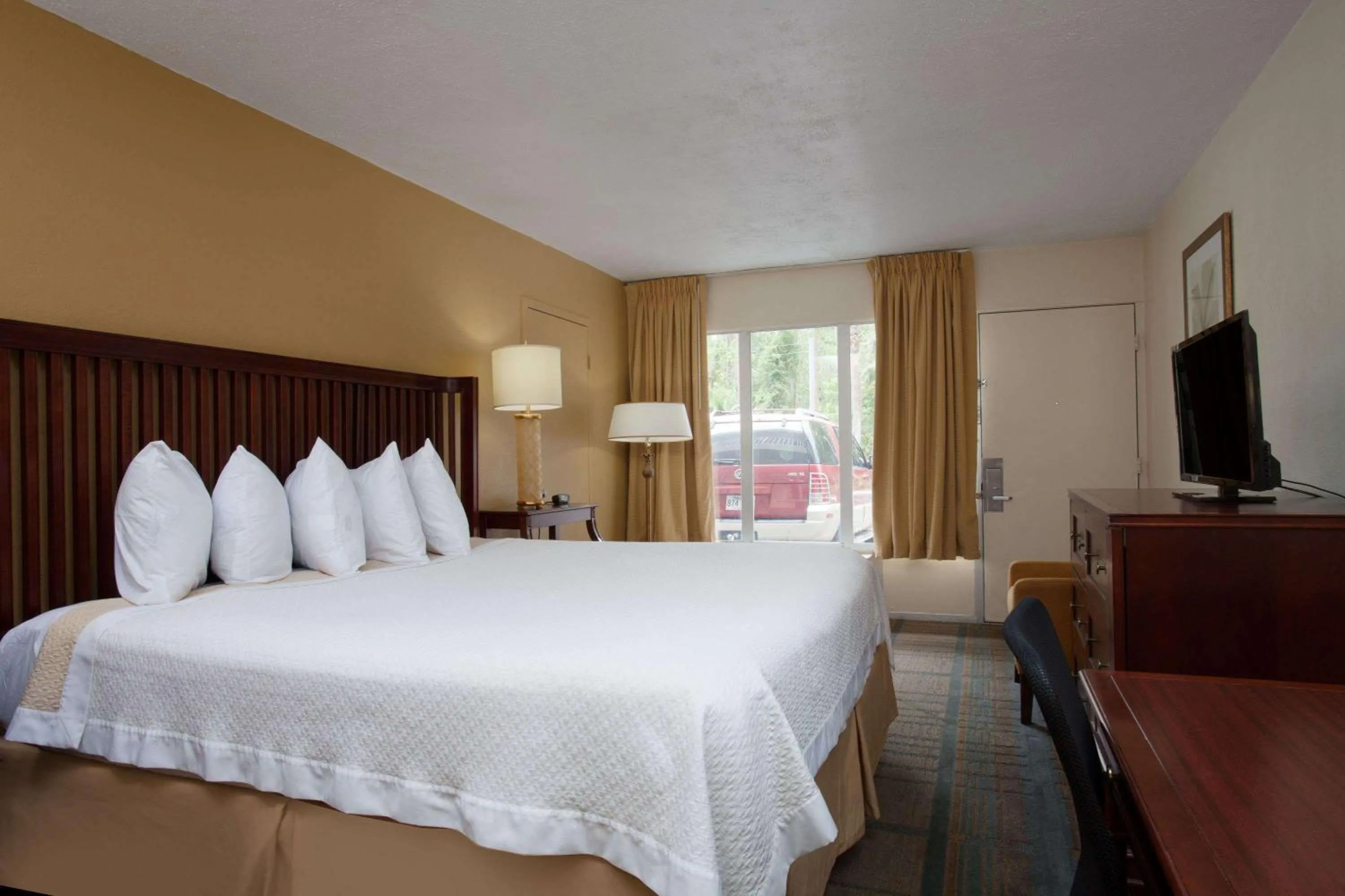 Photo of the whole room, Bed in Days Inn by Wyndham Daytona Beach Speedway