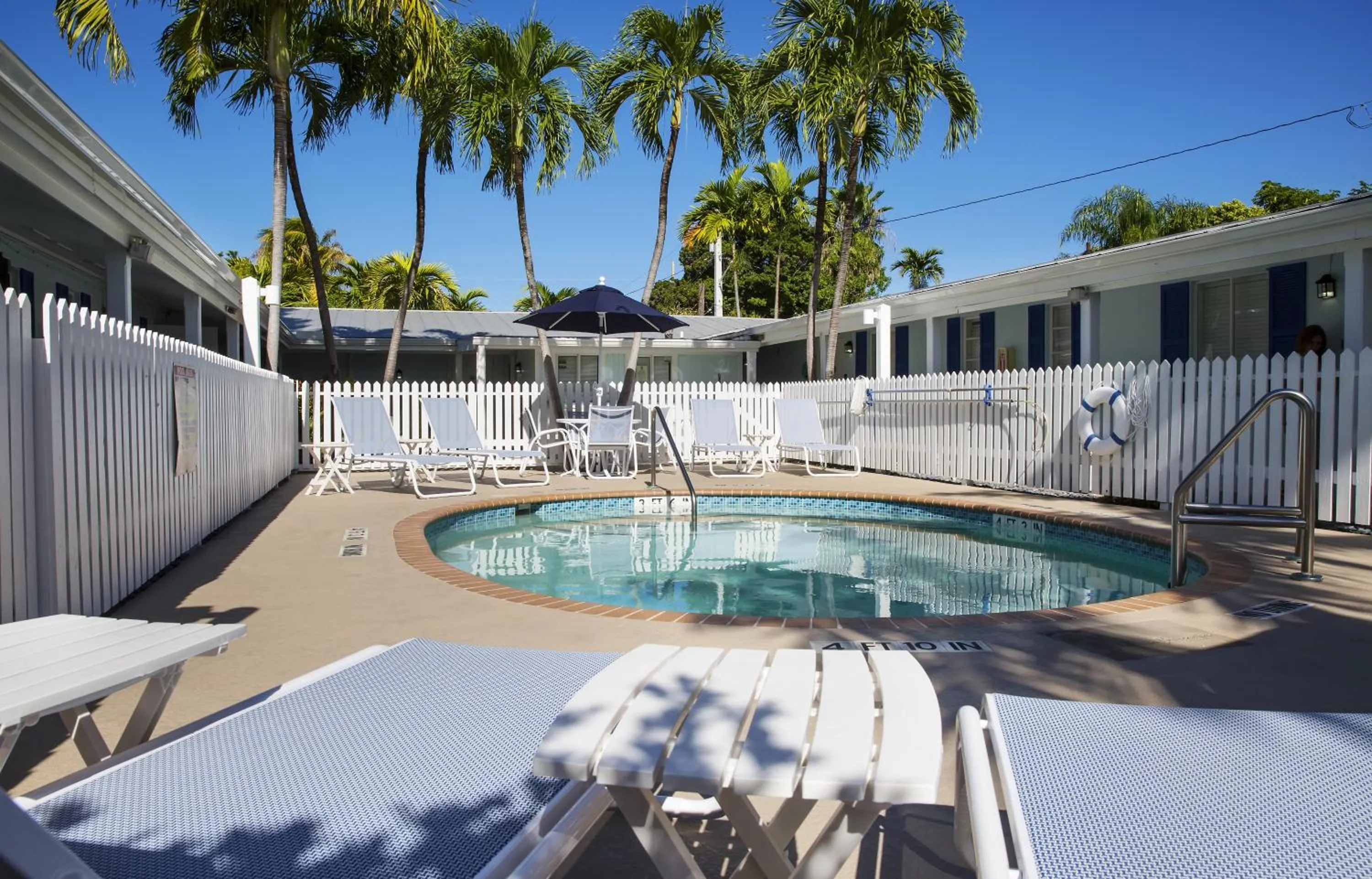 Swimming pool in Southwinds Motel