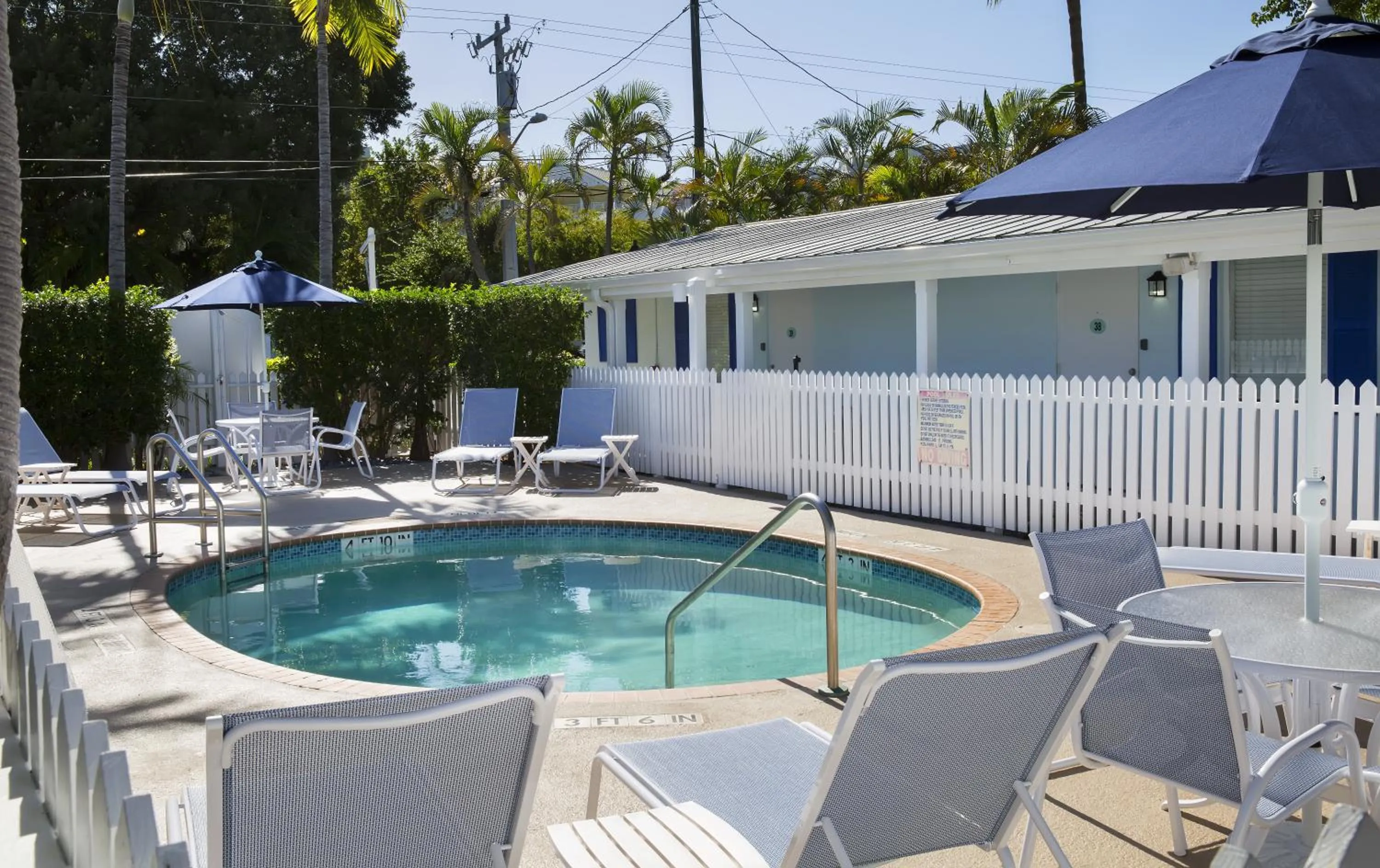 Swimming pool in Southwinds Motel
