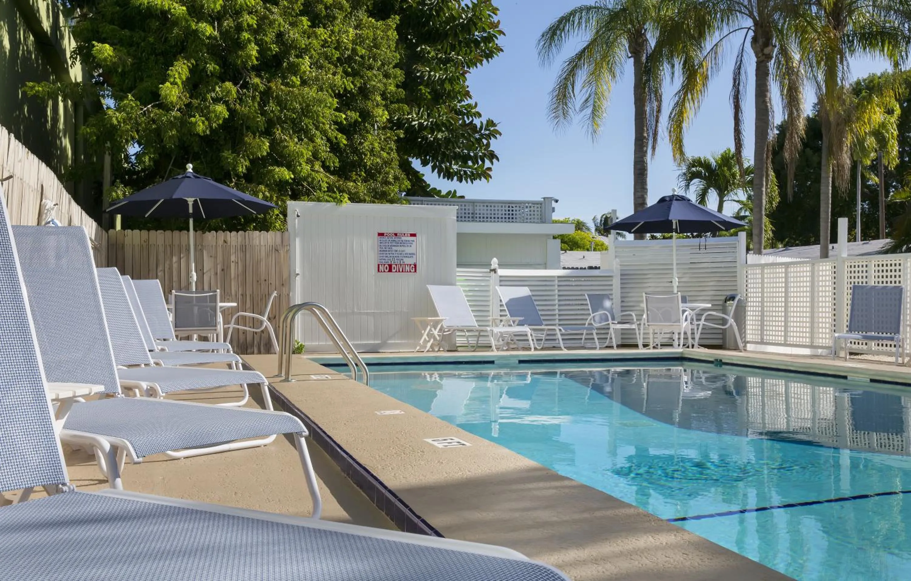 Swimming pool in Southwinds Motel