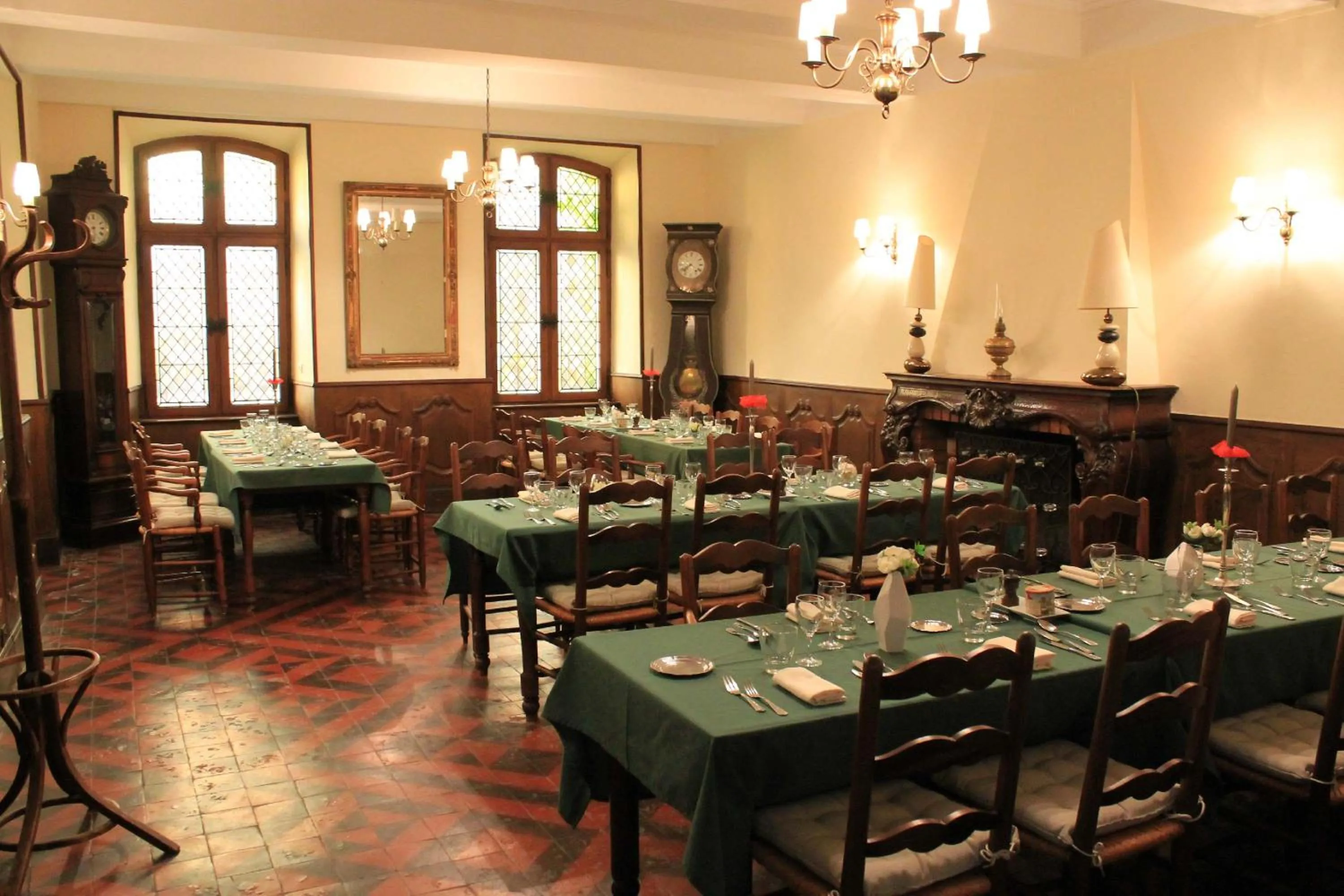 Hôtel et Restaurant Le Manoir - Echangeur A7-A9 - 24h-24h