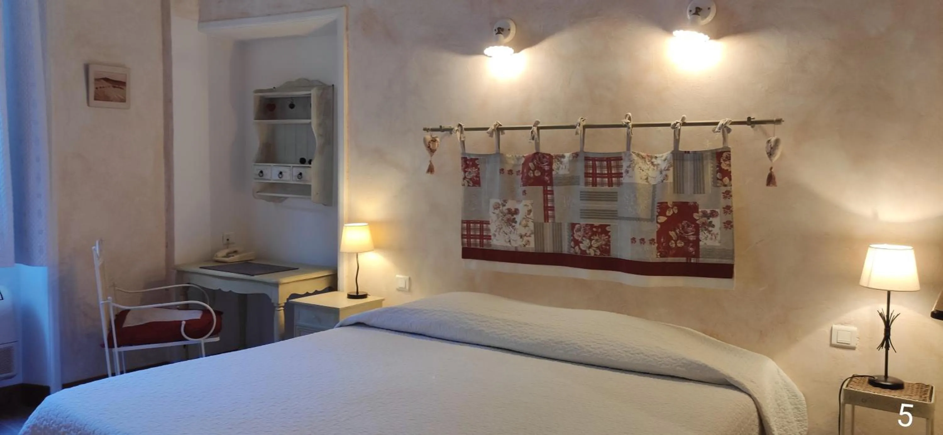 Bed in Hôtel et Restaurant Le Manoir - Echangeur A7-A9 - 24h-24h