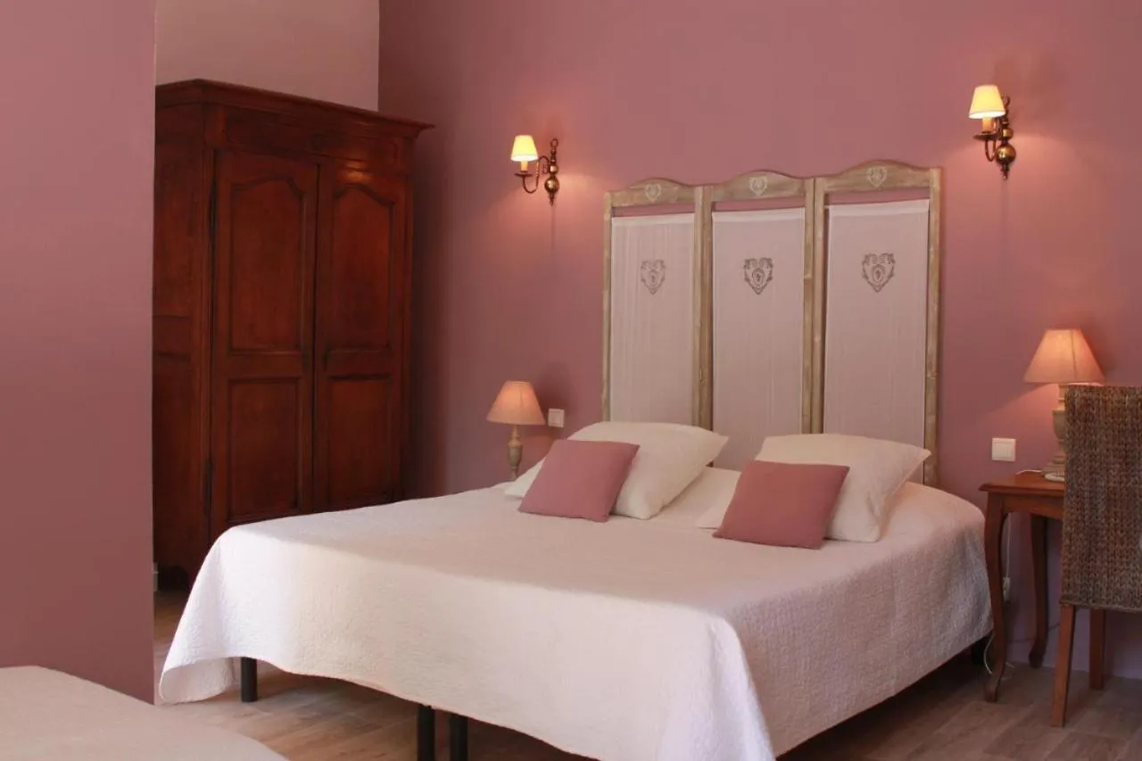 Bed in Hôtel et Restaurant Le Manoir - Echangeur A7-A9 - 24h-24h