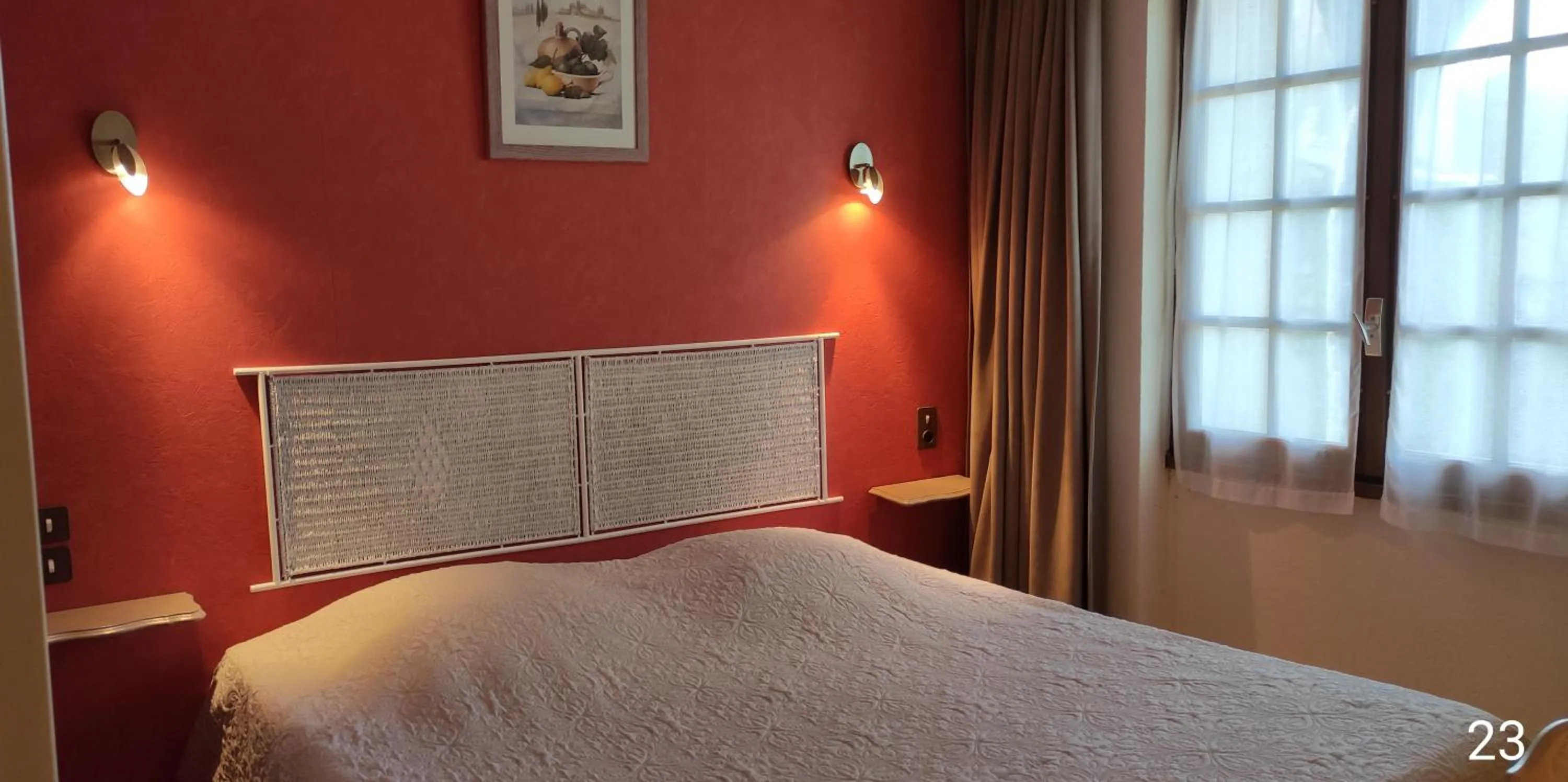 Bed in Hôtel et Restaurant Le Manoir - Echangeur A7-A9 - 24h-24h