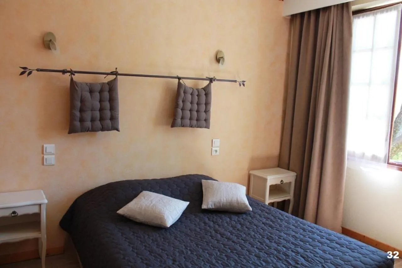 Bed in Hôtel et Restaurant Le Manoir - Echangeur A7-A9 - 24h-24h