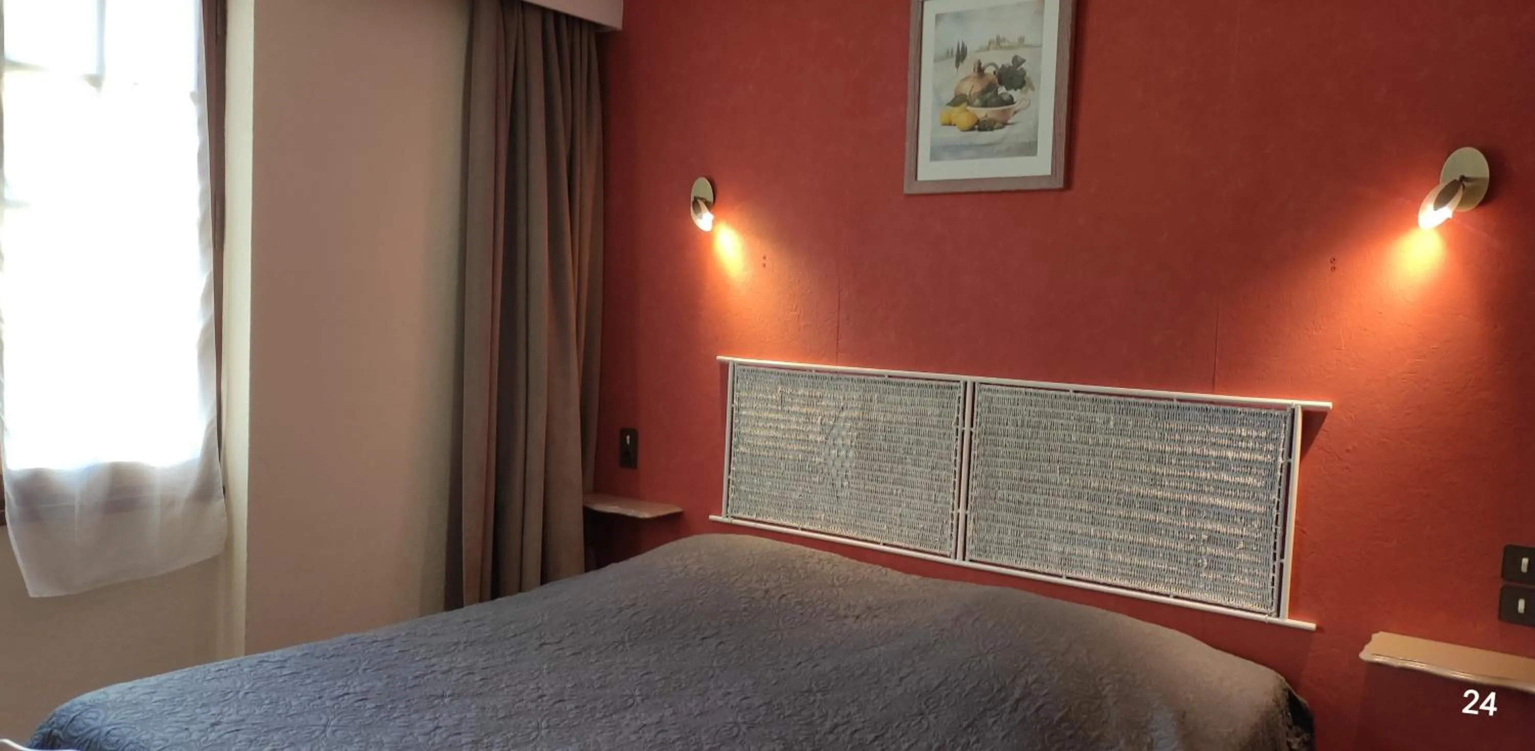 Bed in Hôtel et Restaurant Le Manoir - Echangeur A7-A9 - 24h-24h