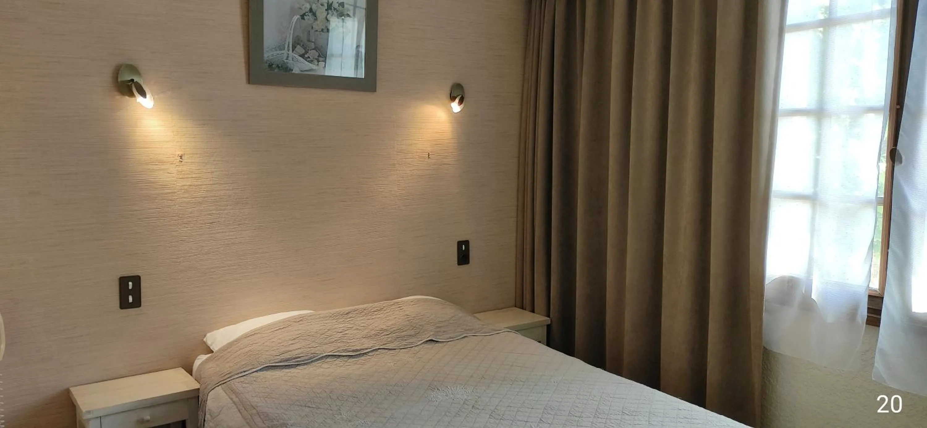Bed in Hôtel et Restaurant Le Manoir - Echangeur A7-A9 - 24h-24h