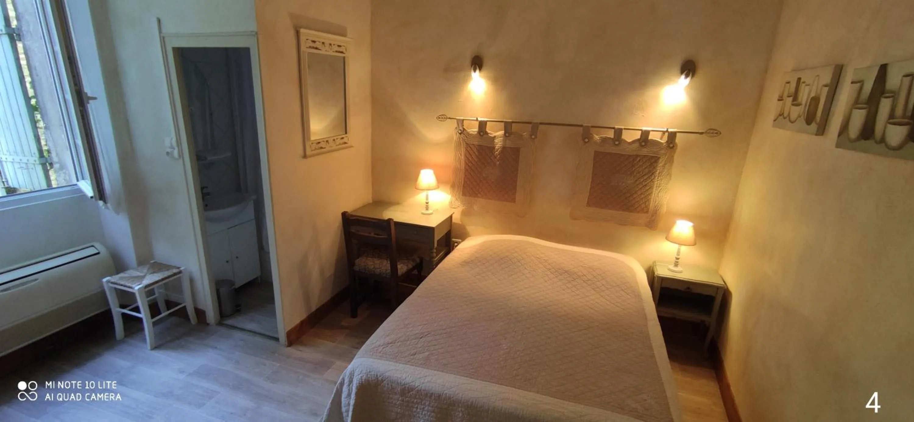 Bed in Hôtel et Restaurant Le Manoir - Echangeur A7-A9 - 24h-24h
