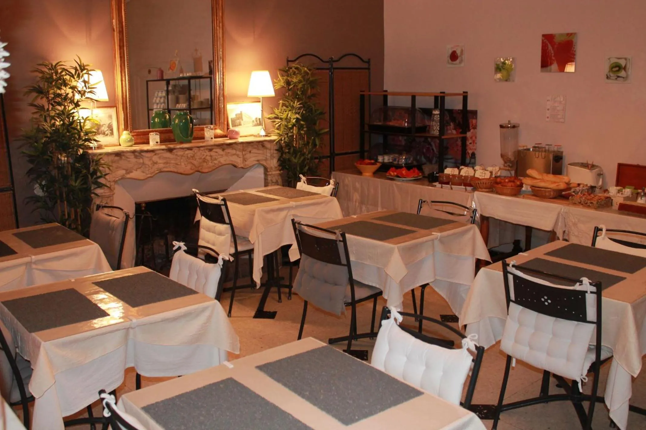 Breakfast in Hôtel et Restaurant Le Manoir - Echangeur A7-A9 - 24h-24h